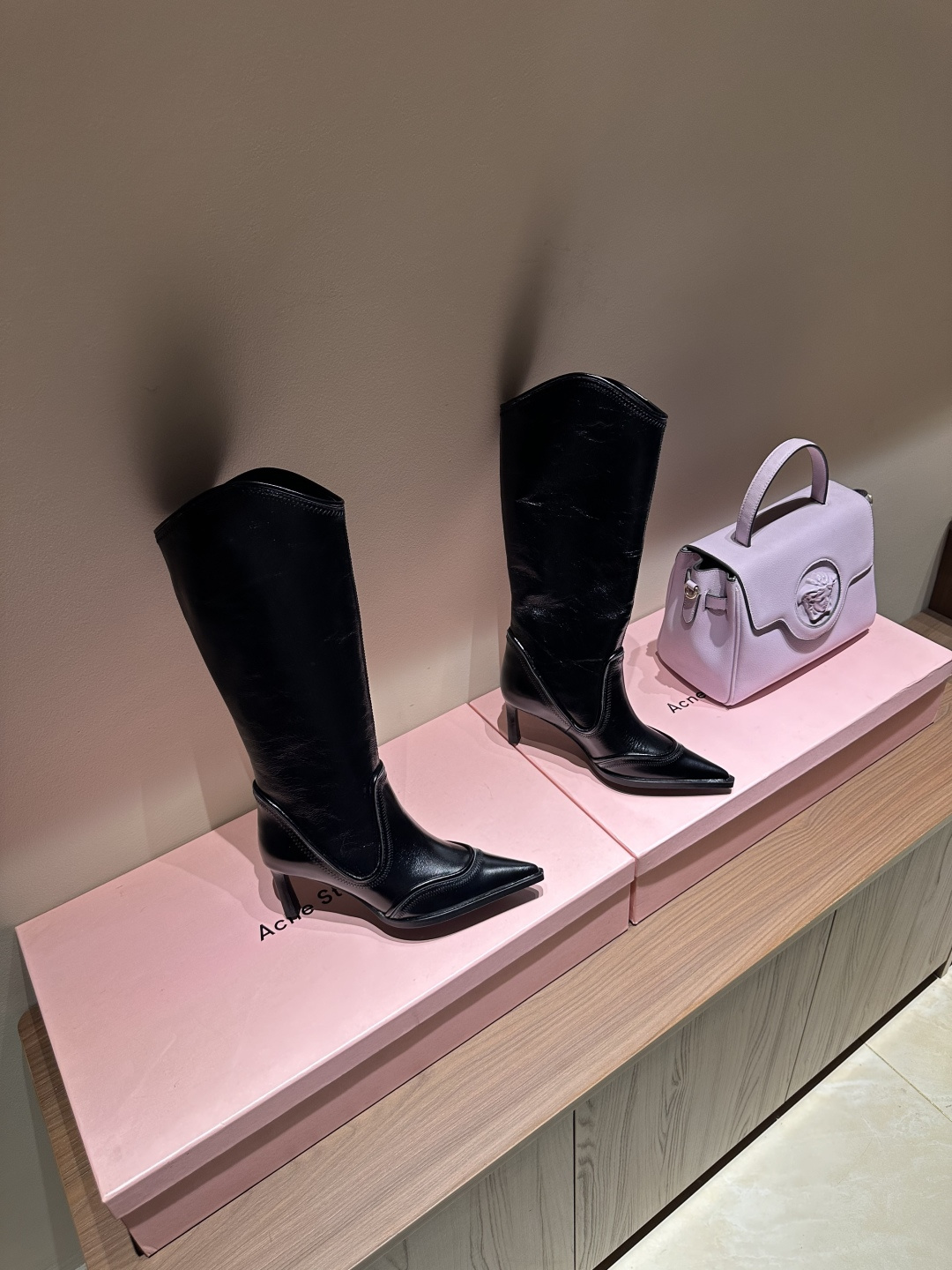 NO:536615,2025 Autumn and Winter Beautiful High Heel Fashion Show Sergio Rossi Pointed toe personality high heel straight boots, the secret to charming and highlighting colors, the step-by-step questions sr Miroir genuine leather lines embellish the charm, the walk is beautiful, the upper cowhide inner sheepskin footbed sheepskin heel 6.5cm sole genuine leather packaging original packaging Size 35-39 (40.41 order), boots, boots, cowhide, sheepskin198609092025秋冬绝美高跟时装秀场同步更新 Sergio Rossi 尖头个性高跟直筒长靴 魅力出彩秘诀 将醒目色彩融入时步题 sr Miroir真皮线条点缀让魅力随行 行走间自成丽 鞋面牛皮 内里羊皮 垫脚羊皮 鞋跟6.5cm 鞋底真皮 包装原版包装 尺码35-39（40.41订）,靴子,boots,cowhide,sheepskin,Women's Shoes