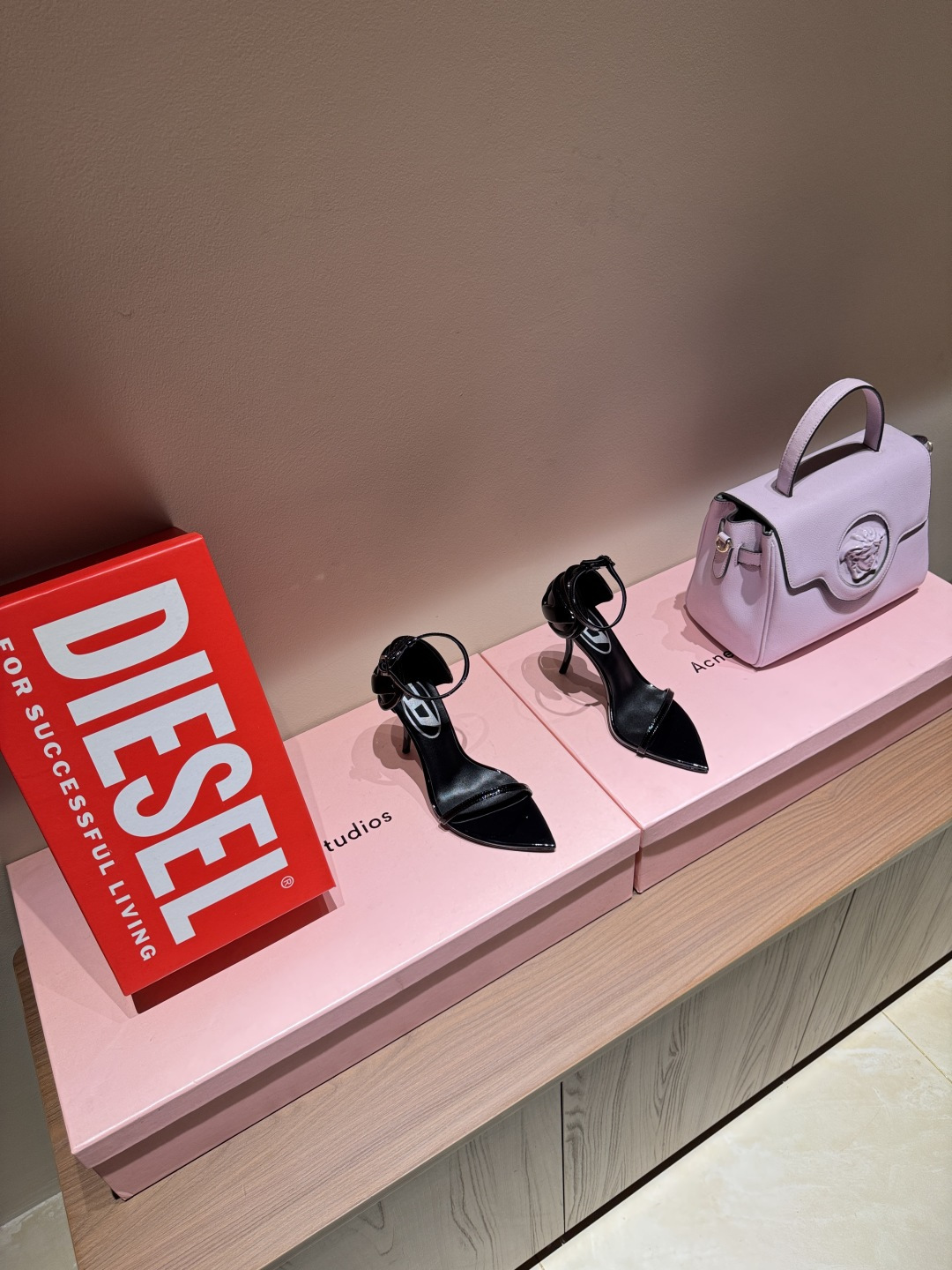 NO:536600,2025 new Diesel rear metal decorative pointed-toe high heels F/W25 Sexiest Shoes Award was awarded to DIESEL and debuted at Milan Fashion Week. It can be said that the scene is exciting and Dlog high heels shine!  One shoe is hard to find. The new product in the new season is extremely eye-catching. Beautiful Diesel high heels DIESEL Exclusive brand recognition original mold opening hardware. Smooth lines, elegant style. Must-have for people. Beautiful to suffocate. Upper patent leather. Inner sheepskin. Foot-pad sheepskin. Original custom leather sole. Size 35-39 (40.41 order) Heel height 10.5cm. Packaging Diesel original packaging. Multi-color, available for customization. High heels, sheepskin.198609092025年新品Diesel后金属装饰尖头高跟鞋 F/W25最性感鞋子大奖颁给DIESEL 亮相米兰时装周  可以说现场状况精彩不断 Dlog高跟鞋大放异彩！一鞋难求 新一季的新品无比抢眼 绝美Diesel高跟鞋 DIESEL 独家品牌辨识度的原版开模五金 流畅的线条,优雅版型 人手必备 美到窒息 鞋面漆皮 内里绵羊皮 垫脚羊皮 鞋底原版定制真皮鞋底 码数35-39（40.41订） 跟高10.5cm 包装Diesel原版包装 颜色多色发售,可订制颜色,高跟鞋凉鞋,sandals,high heels,sheepskin,Women's Shoes