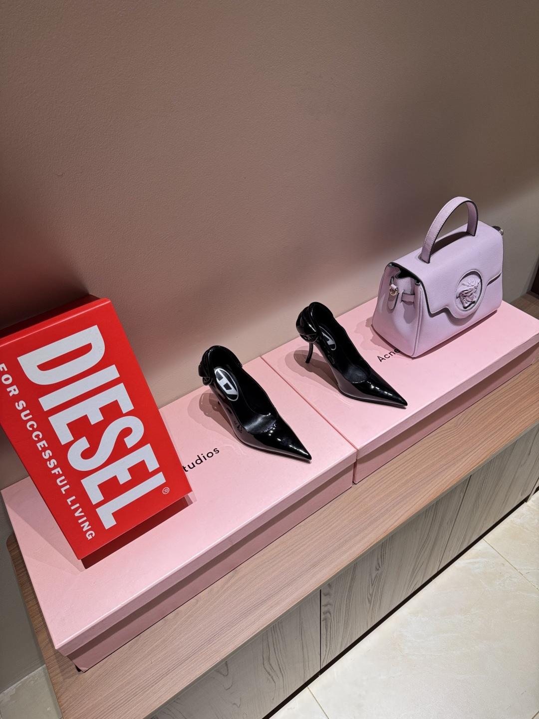 NO:536590,2025 new Diesel rear metal decorative pointed-toe high heels F/W25 Sexiest Shoes Award was awarded to DIESEL and debuted at Milan Fashion Week. It can be said that the scene is exciting and Dlog high heels shine!  One shoe is hard to find. The new product in the new season is extremely eye-catching. Beautiful Diesel high heels DIESEL Exclusive brand recognition original mold opening hardware. Smooth lines, elegant style. Must-have for people. Beautiful to suffocate. Upper patent leather/horse hair. Inner sheepskin. Foot-up sheepskin. Original custom leather sole. Size 35-39 (40.41 order) Heel height 10.5cm. Packaging Diesel original packaging. Multi-color, customizable colors, high heels, sheepskin.198609092025年新品Diesel后金属装饰尖头高跟鞋 F/W25最性感鞋子大奖颁给DIESEL 亮相米兰时装周  可以说现场状况精彩不断 Dlog高跟鞋大放异彩！一鞋难求 新一季的新品无比抢眼 绝美Diesel高跟鞋 DIESEL 独家品牌辨识度的原版开模五金 流畅的线条,优雅版型 人手必备 美到窒息 鞋面漆皮/马毛 内里绵羊皮 垫脚羊皮 鞋底原版定制真皮鞋底 码数35-39（40.41订） 跟高10.5cm 包装Diesel原版包装 颜色多色发售,可订制颜色,高跟鞋单鞋,high heels,sheepskin,Women's Shoes