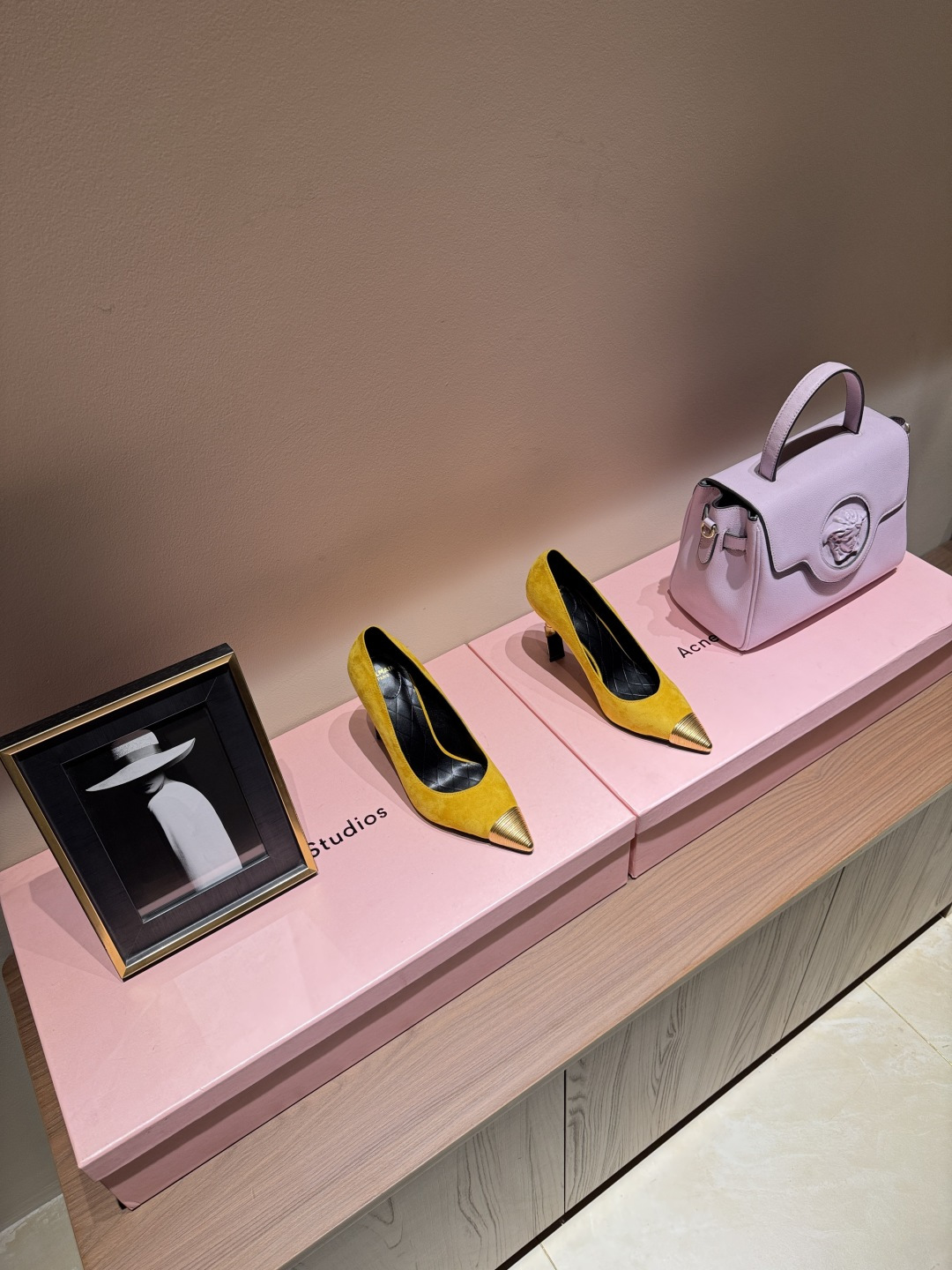 NO:536605,Balmain's latest show in spring and summer 2025. Lipstick heels high heels pointed toe shoes. Balmain is becoming more unique and outstanding. Come quickly. A pair of Balmain's small beautiful shoes with a very high aura. Invincible aura is invincible. Original development, no original version, no goods. Material imported sheepskin + original mold opening metal buckle. Cowhide heels. Heel height 10. Outsole: Italian imported leather outsole. Size: 36--42 (40.41.42 custom-made, no return or exchange), high heels, balmain, balmain, high heels, cowhide, sheepskin, Leather soles19860909Balmain巴尔曼2025春夏最新款走秀 唇膏跟高跟尖头单鞋 巴尔曼 愈发別致出众 赶紧来一双巴尔曼小美鞋率性的 无敌气场无敌好看 原厂开发,无原版不做货   材质进口羊皮+原版开模金属扣 内里牛皮 跟高10 大底: 意大利进口真皮大底 码数: 36--42（40.41.42定制不退换）,高跟鞋单鞋,balmain,balmain,high heels,cowhide,sheepskin,Leather soles,Women's Shoes