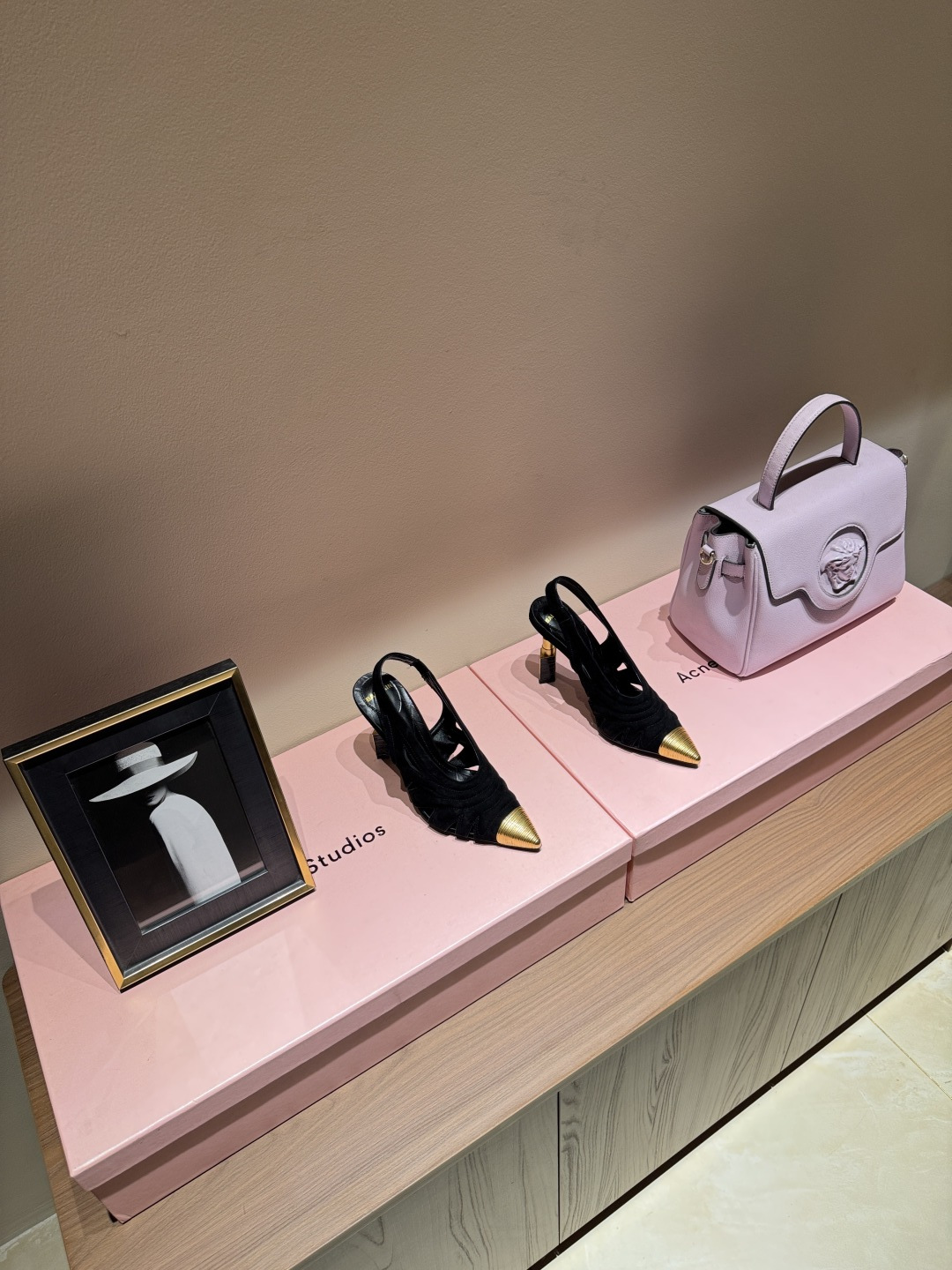 NO:536595,Balmain's latest show in spring and summer 2025 lipstick heels pointy sandals Balmain is becoming more unique and outstanding. Come quickly with a pair of Balmain's small beautiful shoes with invincible aura and beautiful appearance. Original development, no original version, no goods. Material imported sheepskin + original mold opening metal buckle, inner cowhide, heel height 10 outsole: Italian imported leather outsole Size: 36--42 (40.41.42 custom-made, no return or exchange), high heels sandals, balmain, balmain, sandals, high heels, cowhide, sheepskin, Leather soles19860909Balmain巴尔曼2025春夏最新款走秀 唇膏跟高跟尖头凉鞋 巴尔曼 愈发別致出众 赶紧来一双巴尔曼小美鞋率性的 无敌气场无敌好看 原厂开发,无原版不做货   材质进口羊皮+原版开模金属扣 内里牛皮 跟高10 大底: 意大利进口真皮大底 码数: 36--42（40.41.42定制不退换）,高跟鞋凉鞋,balmain,balmain,sandals,high heels,cowhide,sheepskin,Leather soles,Women's Shoes