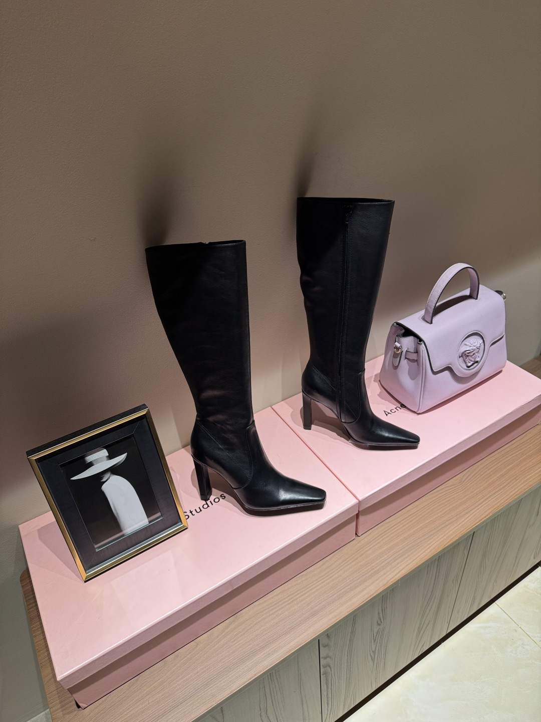 NO:536580,Saint Laurent high heel fashion boots 'SAINT LAUREN*' '*' 25/Spring and summer hot combat boots high heels boots super slimming high-end boots full of high-end sensuality and coexistence. No matter how bold the effort, the brand new woman's torture equipment is really worth every woman to buy (Z-style custom heels, perfectly consistent) The new last shape is more compared with the differences in making products on the market. Customized upper imported tannered wax leather, inner imported sheepskin, sole imported genuine leather soles, heel height 10.5, color black, wine red, size 35-39 (full package), boots, saint laurent, saint laurent, boots, sheepskin, Leather soles19860909圣罗兰高跟时装长靴「SAINT LAUREN*」「 *」25/春夏大热战靴高跟长靴靴超级显瘦高级感满分·高雅性感并存 再大胆发力·全新女人刑具 真的值得每一个女性入手（z品全身定制鞋跟、完美一致）全新楦型多对比市面上看图做货的区别哈 鞋面定制进口小牛油蜡皮 内里进口绵羊皮 鞋底进口真皮大底 跟高10.5 颜色黑、酒红 码数35-39（全套包装）,靴子,saint laurent,saint laurent,boots,sheepskin,Leather soles,Women's Shoes