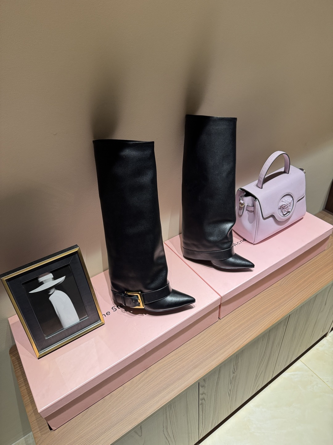 NO:536564,Balmain 2025 autumn and winter show fashion pointed toe high heel boots Balmain, a top fashion brand Standing on high heels, I can see the whole world Balmian golden thin heel decorative square-toe high heel boots The first feeling when seeing this pair of shoes is amazing. Whether it is its material selection or her strap design, each finished product is like a work of art. Simple and luxurious gold decoration is undoubtedly the unique essence. Upper genuine leather/horse hair/denim (cowhide inner) Sole Italian genuine leather sole Foot pad: sheepskin Heel height 10cm Size 35-39 '40.41 order', boots, balmain, balmain, boots, high heels, cowhide, sheepskin19860909Balmain 2025年秋冬秀场时装尖头高跟长靴 巴尔曼,一个顶级时装品牌 站在高跟鞋上,我可以看到全世界 Balmian金色细跟装饰方头高跟靴看到这双鞋的第一感觉就是惊艳,无论是它的选材,还是她的表带设计都是完美的,每只成品犹如艺术品 简约奢华的金色装饰无疑是独到的精髓 鞋面真皮/马毛/牛仔（牛皮内里） 鞋底意大利真皮鞋底 垫脚:羊皮 跟高10cm 码数35-39「40.41订」,靴子,balmain,balmain,boots,high heels,cowhide,sheepskin,Women's Shoes