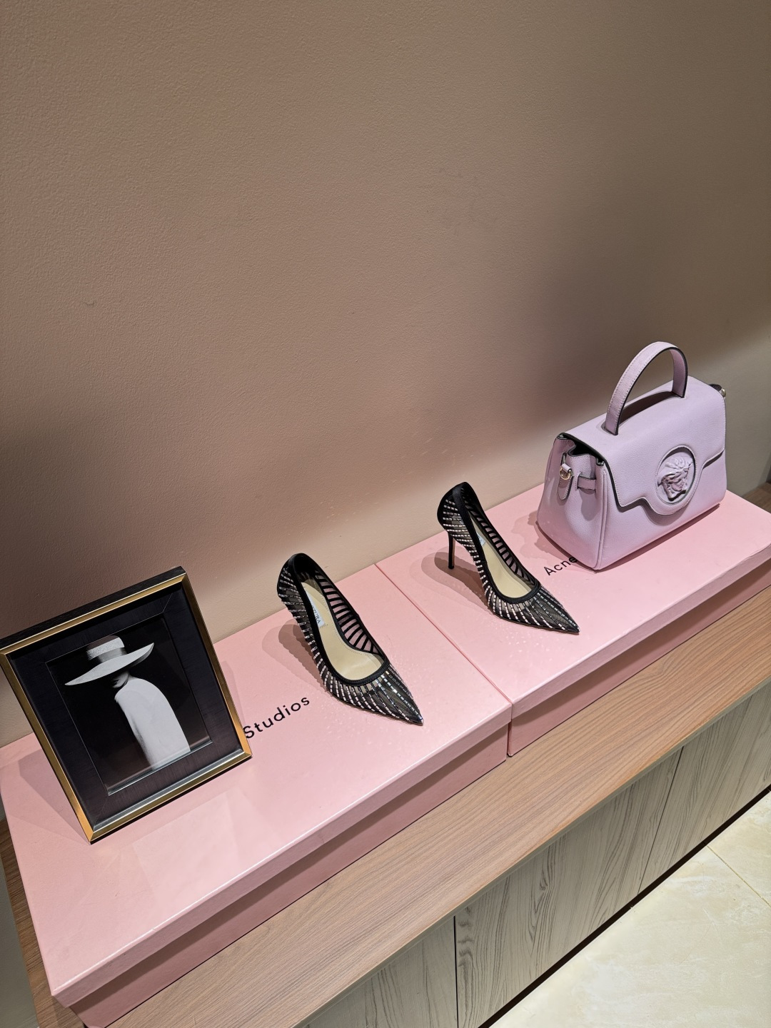 NO:536575,AQUAZZURA big pineapple sequin decorative laser high heels. The latest butterfly decorative thick-heeled sandals in spring and summer. It is super elegant on the feet. It is both simple and fashionable. It is so shining and beautiful. It is beautiful at a new level!  Cross design, full of fashion, simple style, strap design, big bloggers from all walks of life have put on their feet ZP development and customization of correct fabrics, matched with super flash, new upgraded sequin decoration, height 10cm, imported material, imported leather sole, butterfly original one-to-one, size 35-39 (40.41. Customizable) Packaging full set of original packaging, high heels, high heels, sheepskin, Leather soles19860909AQUAZZURA大菠萝亮片装饰激光高跟鞋 2025春夏最新款蝴蝶装饰粗跟凉鞋 上脚超级有气质· 既简洁又时髦 太闪太美啦 美出出新高度！ 交叉设计,时尚感满满 简约版型,绑带设计 各路大博主都纷纷上脚 ZP开发、订制正确面料 搭配超闪全新升级亮片装饰 高度10cm 材料进口羊皮 鞋底进口真皮大底 蝴蝶原版一比一定制 码数35-39（40.41.可定做） 包装全套原版包装,高跟鞋单鞋,sandals,high heels,sheepskin,Leather soles,Women's Shoes