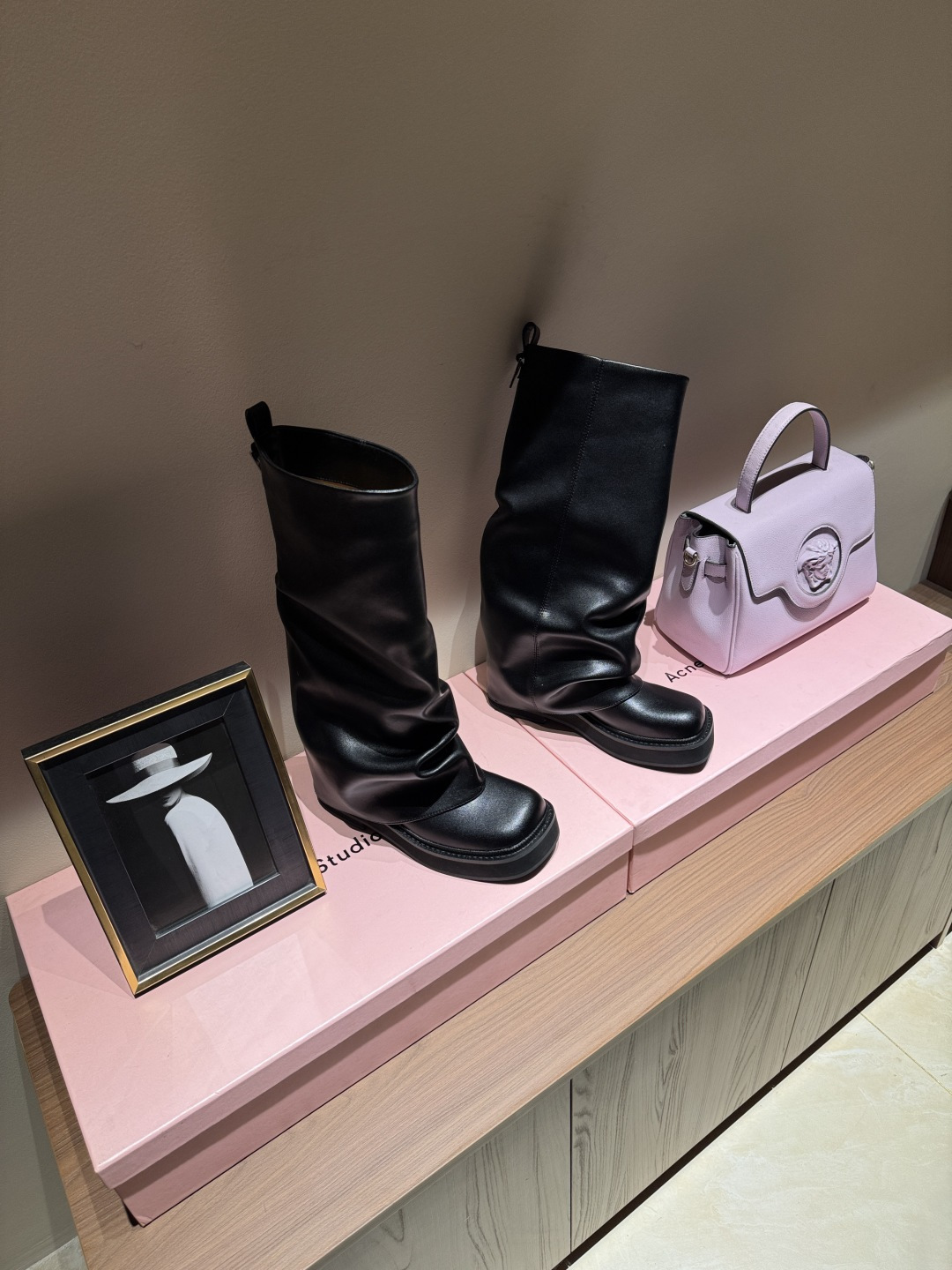 NO:536549,TheAttico 2025 Autumn and Winter Series Thick-Up Boots 1-to-One Original Version, the best version you have seen 'Attico' means loft in Italian, perfectly highlighting the luxury and fashion charm. Italian fashionable sisters Gilda Ambrosio and Giorgia Tordini, who have long been popular on major social media. One is an independent designer and the other is a stylist. The trendy and cool items launched in each season have never disappointed us. Art and design architecture and aesthetic neat styling show fashionable atmosphere. Cute and sexy shoes are not only very fashionable, but also slim, which is irresistible. Successful style, strong design sense, very good-looking. High-cool and not sharp, fashionable and not kitschy. Upper. Toe layer cow back velvet/cowhide inner. Imported cow leather. Heel. Original version mold opening (4.5 heel high) Large bottom  Italy imported wear-resistant composite bottom 35-40 (41,42 customized without return) Color 2 colors Packaging Full set of original packaging, boots, boots, cowhide19860909TheAttico2025秋冬系列厚底裤管靴 一比一原版本打造,你所见到的最好版本本 “Attico”在意大利语中是阁楼的意思 完美彰显奢华气息与时尚韵味 早就红遍各大社交媒体的意大利时髦姐妹花Gilda Ambrosio和Giorgia Tordini 一个是独立设计师,一个是造型师 每一季所推出的潮酷单品从来不让我们失望 艺术与设计建筑与美学利落造型中尽显时髦气息 可爱不失性感鞋款不但非常有时尚感 还有显瘦,令人难以抗拒 干练风格,设计感很强,非常好看 高冷却不犀利,时髦又不媚俗 鞋面 头层牛反绒/牛皮 内里 进口牛皮 鞋跟 原版本开模（4.5跟高） 大底 Italy进口耐磨复合底 码数 35-40（41,42定制不退换） 颜色 2色 包装 全套原版包装,靴子,boots,cowhide,Women's Shoes