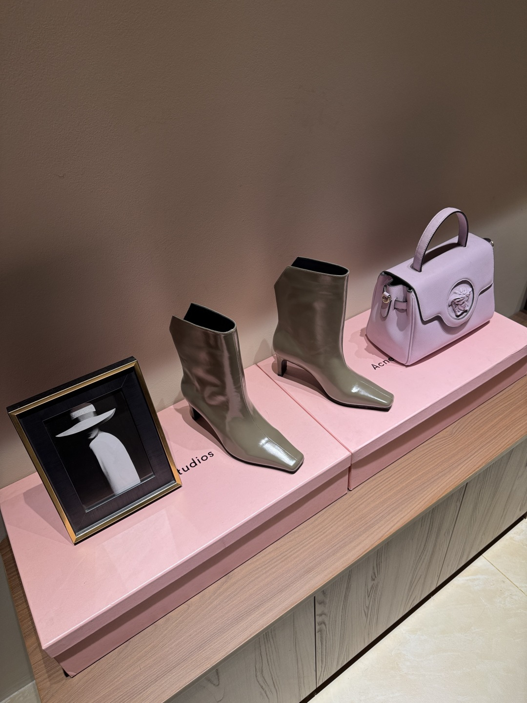 NO:536568,The latest retro pointed-toe fashion boots in the niche brand KHAITE autumn and winter. Many celebrity fashion bloggers plant grass. Weld the 'cool sau' on the legs. Neat square heel + pointed toe. Grasp the neat aura. The style of women in the urban workplace has a slack feeling. Wear it directly to unlock the 'walking and windy' mode when worn. The trousers are all explosive. The fashionable wardrobe is in a wardrobe. Imported calfskin on the upper, the inner footbed mixed-bred sheepskin. Heel height 8CM. Original open-model genuine leather sole. Size: 35-40 (40, 41 custom made without return or exchange), boots, boots, skirts, cowhide, sheepskin, Leather soles19860909小众潮牌KHAITE秋冬最新款复古尖头时装长靴  超多明星时尚博主种草 把“酷飒”焊在腿上 利落方跟+尖头 拿捏利落气场 都市职场女性风格自带松弛感 穿上直接解锁「走路带风」模式,搭配裙装 裤装都炸场 时髦精衣柜刚需 鞋面进口小牛皮 内里垫脚混种羊皮 跟高8CM 原版开模真皮大底 Size:35-40（40,41定做不退换）,靴子,boots,skirts,cowhide,sheepskin,Leather soles,Women's Shoes