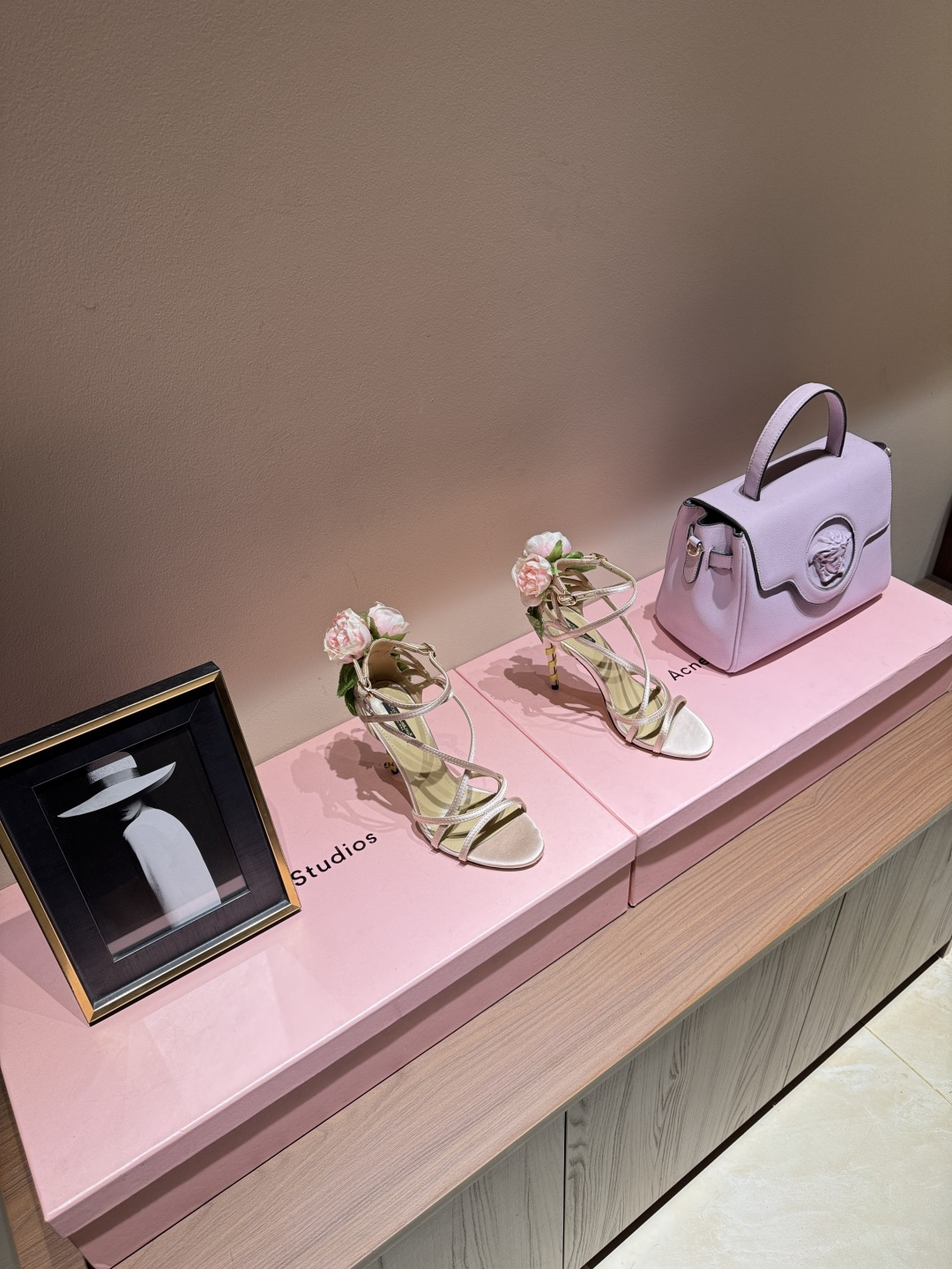 NO:536551,The highest version Dolce & Gabbana's beautiful butterfly petals with green leaf diamond decorative high heels. The firepower is fully developed and creative. Since Italian women pay special attention to clothing and accessories, the design styles of Dolce & Gabbana are very gorgeous, from retro fur bags to various embroidered knee-leave socks, all have a strong Dolce & Gabbana's design emphasizes the combination of emotions, tradition and culture. Grandmother's emerald green cowhide shoes, bless the vivid dragonfly petals. The workmanship is super detailed, matched with rhinestone metal buckles. Although the design is simple, it makes people unable to take a look at the shoes. They are elegant and noble. The upper is silk, inner sheepskin, heel height 10cm, genuine leather sole size 35-39 (40.41·42 order) Butterfly original custom  Dolce & Gabbana original one-to-one packaging, high heels sandals, Dolce & Gabbana, Dolce & Gabbana, sandals, high heels, cowhide, sheepskin, real silk19860909最高版 杜嘉班纳Dolce&Gabbana绝美蝴蝶 花瓣配绿叶钻石装饰高跟鞋 火力全开、创意无限,由于意大利女性特别讲究穿着和饰品,所以Dolce&Gabbana的设计风格都相当华丽、小到皮草制的复古提包到各种绣满图案的及膝袜,都有极具浓厚的杜嘉班纳气息 杜嘉班纳的设计讲究情感、传统和文化的结合 祖母翡翠绿的牛皮鞋身,加持活灵活现的蜻蜓花瓣 做工是超级细致,搭配水钻的金属扣环,虽然设计简单,却让人对这双鞋移不开眼,优雅又高贵 鞋面真丝 内里羊皮 跟高10cm 鞋底真皮 码数35-39（40.41·42订） 蝴蝶原版定制 杜嘉班纳原版一比一包装,高跟鞋凉鞋,Dolce&Gabbana,Dolce&Gabbana,sandals,high heels,cowhide,sheepskin,real silk,Women's Shoes