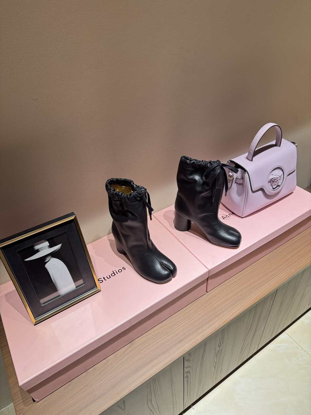 NO:536569,Purchase level Maison Margiel* Maison Margiel* Loose high heel boots MM6 Tabi split-toe shoe boots autumn and winter new version buyer purchase 1:1 perfect replica of split-toe tabi boots original open mold double-layer genuine leather sole The original cover shoe shape is very generous and can be easily controlled with various styles. The boon of small short legs instantly becomes big and long legs. The upper body is not restricted by routine, be yourself as you like. The fried chicken on the feet is soft and comfortable. The upper upper is original cowhide leather. The inner original leather. The original sole of the big sole. Size35-39 (40 customized, no return or replacement), boots, masion margiela, boots, cowhide19860909代购级别 Maison Margiel* 玛吉拉分趾绑带宽松高跟短靴 MM6家tabi分趾鞋靴秋冬新品最高版本买手代购1:1完美复刻分趾tabi靴原版开模双层真皮鞋底 原版套楦鞋型很大方 搭配各种风格都可以轻松驾驭 小短腿的福音 上身瞬间秒变大长腿 上脚不被常规所拘束,随心所欲做自己 上脚炒鸡柔软舒适 鞋面原版牛皮 内里原版真皮 大底原版真皮鞋底 Size35-39（40 定制不退不换）,靴子,masion margiela,boots,cowhide,Women's Shoes