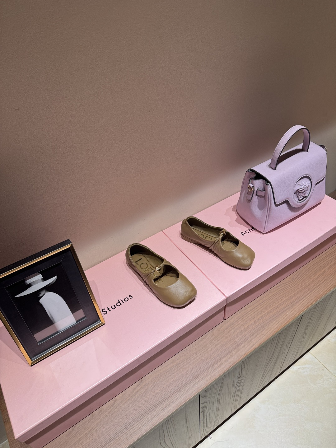 NO:536567,LOEWE 2025 Autumn and Winter New Toy Ankle Strap Ballet Flat Shoes ————————— LOEWE As the most popular designer brand in the past two years, the design is simple, the details are clever, and the custom is fresh and refined!  If you don’t want to get a lot of models on the street, you can check out this brand. It is relatively niche but it is so easy to match. This brand can be seen everywhere in Ins and Xiaohongshu!  BS original one-to-one-comparison custom-made upper original specific lambskin, imported goatskin, outsole original injection molded outsole, size 35-39 (40.41.42 custom made without return), ballet shoes, loewe, loewe, flats, sheepskin19860909LOEWE 罗意威 2025秋冬新品 Toy 踝带芭蕾舞平底鞋 ————————— LOEWE作为这两年最受欢迎的设计师牌,设计简单、细节巧妙、清新脱俗！ 不想满大街撞款的可以看看这个品牌,比较小众却又是那么好搭配,ins、小红书随处可见这个品牌的身影 ！BS原版一比一定制 鞋面原版特定小羊皮 内里进口山羊皮 大底原版注塑大底 码数35-39(40.41.42订做不退换）,芭蕾舞鞋,loewe,loewe,flats,sheepskin,Women's Shoes