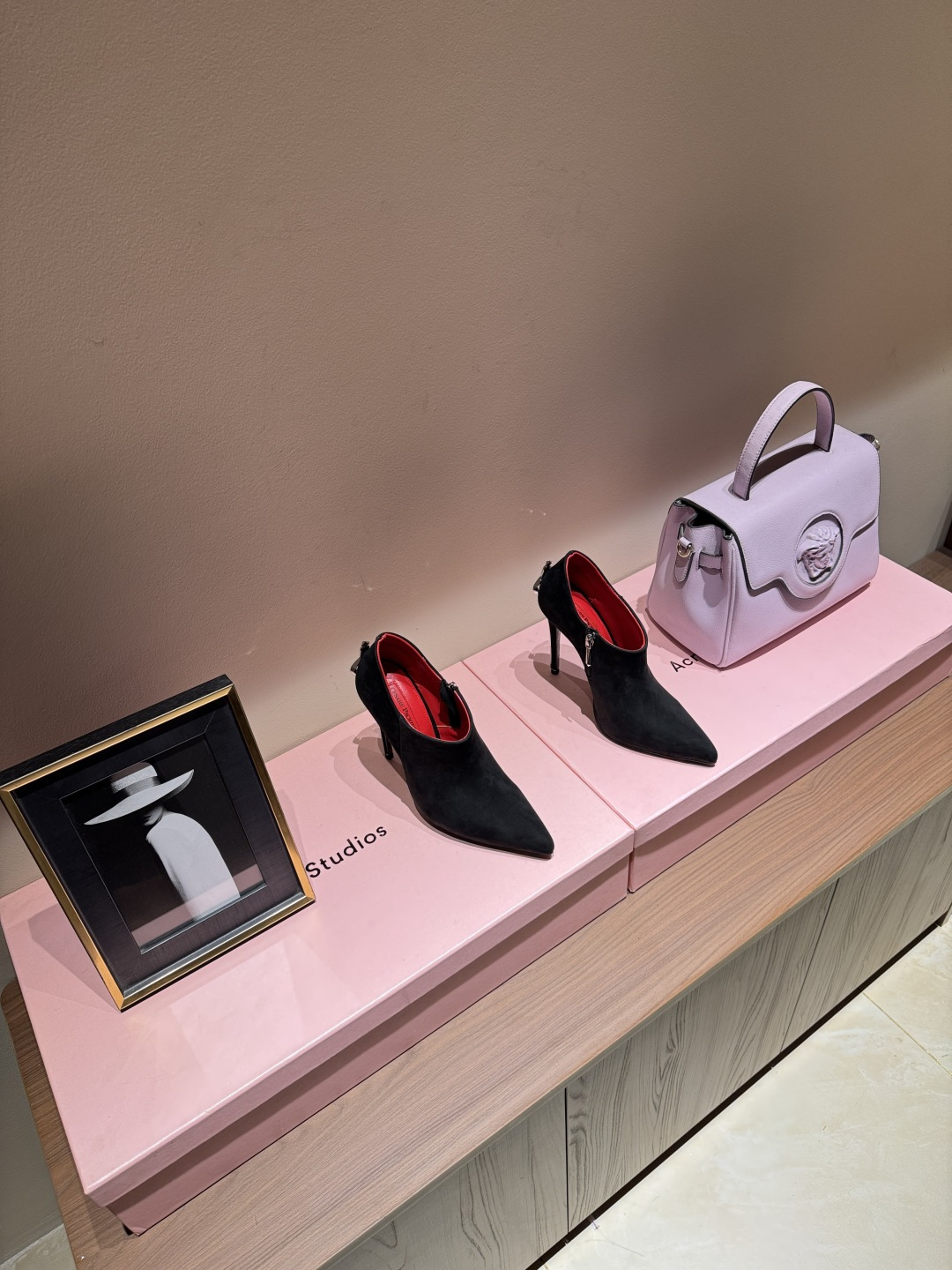 NO:536559,'The sharp blade into the heart' Cesare Paciotti Dagger Ankle side zipper high heels out of print and heavy money to open the mold, the correct version technology The complete series of products will be released one after another If you must be guilty of high heels, I hope it is Cesare Paciotti upper cowhide inner cowhide foot pad cowhide heel height 12cm size 35-43 (40.41.42.43 order), high heels, high heels, cowhide19860909“插入心脏的利刃” Cesare Paciotti 匕首足踝侧拉链高跟 绝版重金开模,对版工艺 全系列产品陆续发售 如果一定要受高跟鞋的罪  我希望是Cesare Paciotti 鞋面牛皮 内里牛皮 垫脚牛皮 跟高12cm 码数35-43（40.41.42.43订）,高跟鞋,high heels,cowhide,Women's Shoes