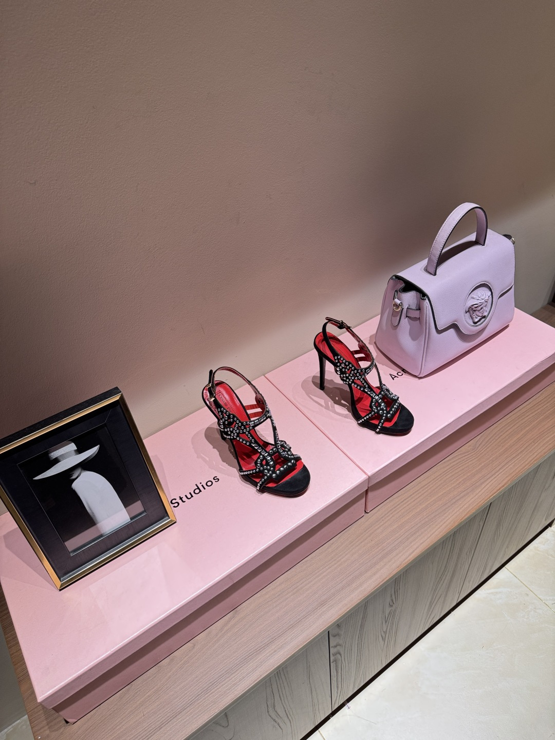 NO:536563,'The sharp blade into the heart' Cesare Paciotti dagger and diamond high heel sandals out of print and heavy money to open the mold, the correct version technology The complete series of products will be released one after another If you must be guilty of high heels, I hope it is Cesare Paciotti upper cowhide inner cowhide footbed cowhide heel height 12cm size 35-43 (40.41.42.43 order), high heels, sandals, high heels, cowhide19860909“插入心脏的利刃” Cesare Paciotti 匕首烫钻高跟凉鞋 绝版重金开模,对版工艺 全系列产品陆续发售 如果一定要受高跟鞋的罪  我希望是Cesare Paciotti 鞋面牛皮 内里牛皮 垫脚牛皮 跟高12cm 码数35-43（40.41.42.43订）,高跟鞋,sandals,high heels,cowhide,Women's Shoes