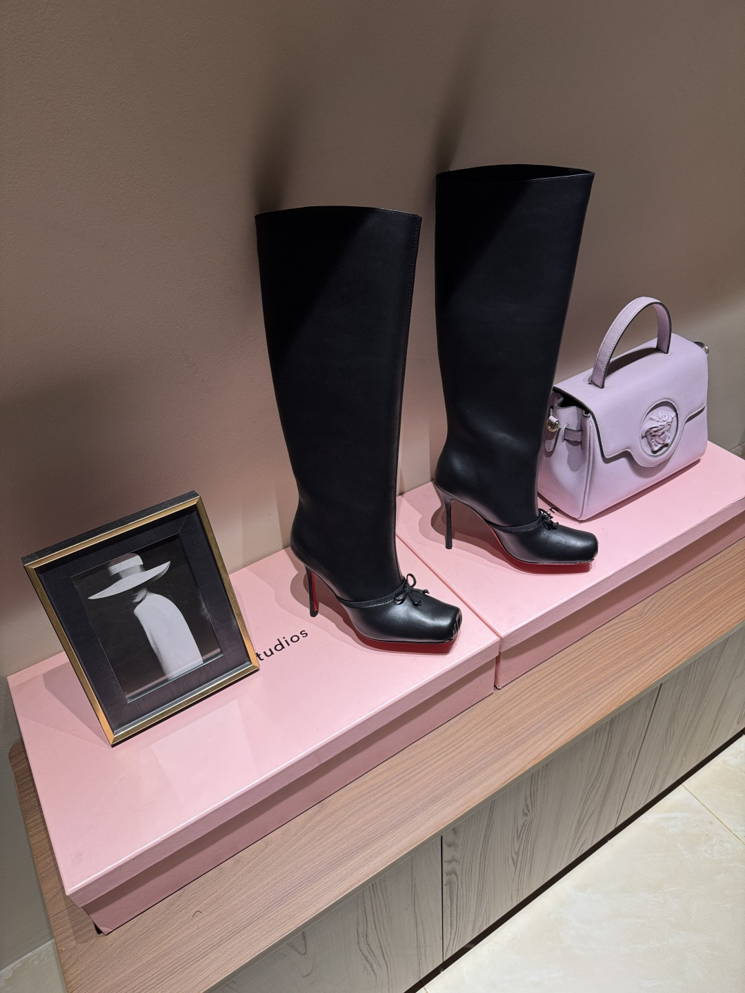 NO:536548,2025 Spring and Summer New Fashion Show Ballet Heels Long CL Red Sole Forever Red Sole High Heels New Red Sole Ballet High Heels New Red Sole Ballet High Heels Nothing to say is just a whole beauty #Fatal Temptation I just tried it on my feet. It’s very easy to wear very stable and also very beautiful #Red Sole Super Comfortable High Heels Female Shoes Must have a pair of red Sole Shoes Upper Cowhide Inner Sheepskin Heels Heels 10.5 Size 35-39 (ordered 40.41.42) Free shipping CL full set of original packaging, boots, christian louboutin, boots, high heels, cowhide, sheepskin198609092025春夏新款时装走秀芭蕾恨天高跟长 CL红底永远的 红底高跟靴 新款红底芭蕾高跟鞋 没什么好说的 就是一整个美疯#致命的诱惑 刚刚上脚试了 非常好穿非常稳 也非常美#红底鞋 超舒适的高跟鞋 女人味鞋子必须有一双红底鞋 鞋面牛皮 内里羊皮 跟高10.5 尺寸35-39（40.41.42订） 包邮CL全套原版包装,靴子,christian louboutin,boots,high heels,cowhide,sheepskin,Women's Shoes