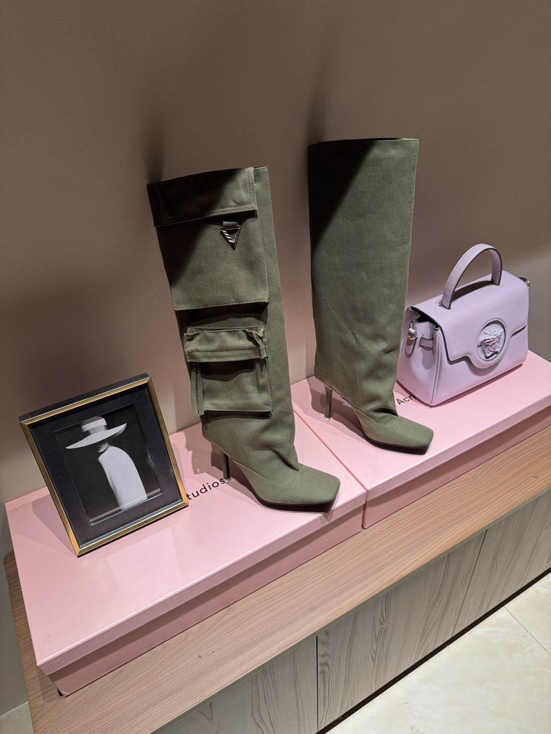 NO:577270,TheAttico2025 autumn and winter series square toe denim pocket boots are made one to one from the original version, the best version you have ever seen. 'Attico' means loft in Italian, perfectly demonstrating the luxury and fashionable charm. Gilda Ambrosio and Giorgia Tordini, the fashionable Italian sisters who have long been popular on major social media. One is an independent designer and the other is a stylist. The cool items launched every season never let us down.  Art and design Architecture and aesthetics The neat shape is full of fashion. The cute yet sexy shoes are not only very fashionable, but also slim and irresistible. Smart style, strong sense of design, very good-looking. High cooling but not sharp, fashionable and not kitsch. Upper imported washed denim. Lining imported cowhide. Heel. Original model opening (4.5 heel height). Outsole. Imported wear-resistant composite sole from Italy. Size 35-40 (41, 42 customized, non-returnable)  Color 4 colors Packaging Full set of original packaging, boots, cowhide19860909TheAttico2025秋冬系列方头牛仔口袋靴 一比一原版本打造,你所见到的最好版本本 “Attico”在意大利语中是阁楼的意思 完美彰显奢华气息与时尚韵味 早就红遍各大社交媒体的意大利时髦姐妹花Gilda Ambrosio和Giorgia Tordini 一个是独立设计师,一个是造型师 每一季所推出的潮酷单品从来不让我们失望 艺术与设计建筑与美学利落造型中尽显时髦气息 可爱不失性感鞋款不但非常有时尚感 还有显瘦,令人难以抗拒 干练风格,设计感很强,非常好看 高冷却不犀利,时髦又不媚俗 鞋面 进口水洗牛仔 内里 进口牛皮 鞋跟 原版本开模（4.5跟高） 大底 Italy进口耐磨复合底 码数 35-40（41,42定制不退换） 颜色 4色 包装 全套原版包装,靴子,boots,cowhide,Women's Shoes