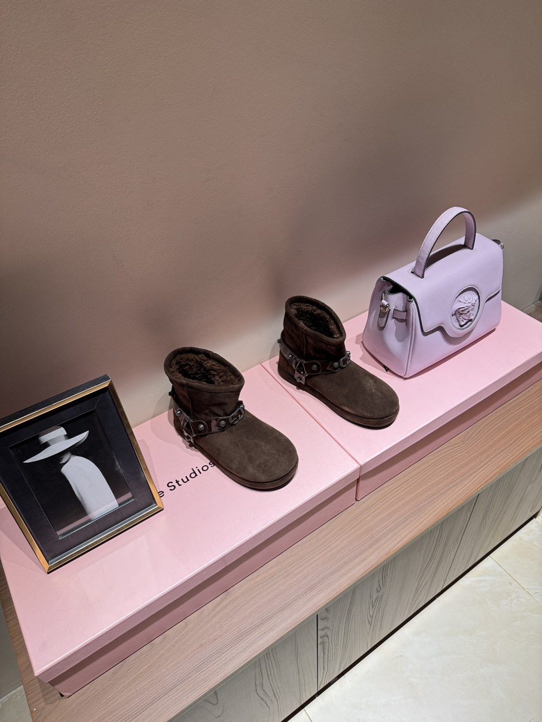 NO:577281,Top quality 25Ss new autumn and winter Balenciaga snow boots, riveted wool slip-on short boots, Balenciaga's 2025 autumn and winter suede snow boots, directly understand the 'cool' and 'warm'!  The black suede leather has a delicate texture, and the velvet lining locks in the warmth in winter. The coolest thing is the rivet belt design. The metallic rivets are paired with an old leather belt, which makes the street cool, and the one-leg design is very convenient. This kind of magical operation that combines the warmth of snow boots with the personality of rivets can only be mastered by Balenciaga. Players who are afraid of the cold and love fashion, this wave is not a real loss, after all, they can wear snow boots to look street-friendly.  Cow nubuck upper, real wool lining, molded rubber outsole, size 35-39 (40.41 custom made, non-returnable), boots, balenciaga, balenciaga, boots, chamois leather19860909顶级品质 25Ss秋冬新款Balenciaga巴黎世家雪地靴 铆钉羊毛一脚蹬短靴 巴黎世家这波2025秋冬麂皮雪地靴,直接把“酷”和“暖”玩明白了！ 黑色麂皮质感细腻,内里加绒把冬日温暖死死锁住.最酷的是铆钉皮带设计,金属质感的铆钉搭配做旧皮带,街头酷感拉满,一脚蹬设计还贼方便. 这种把雪地靴的保暖和铆钉的个性融合的神操作,也就巴黎世家能驾驭.怕冷又爱潮的玩家们,这波不冲真的亏,毕竟能把雪地靴穿出炸街感的 鞋面牛磨砂 内里垫脚真羊毛 鞋底开模橡胶大底 码数35-39（40.41定做不退换）,靴子,balenciaga,balenciaga,boots,chamois leather,Women's Shoes