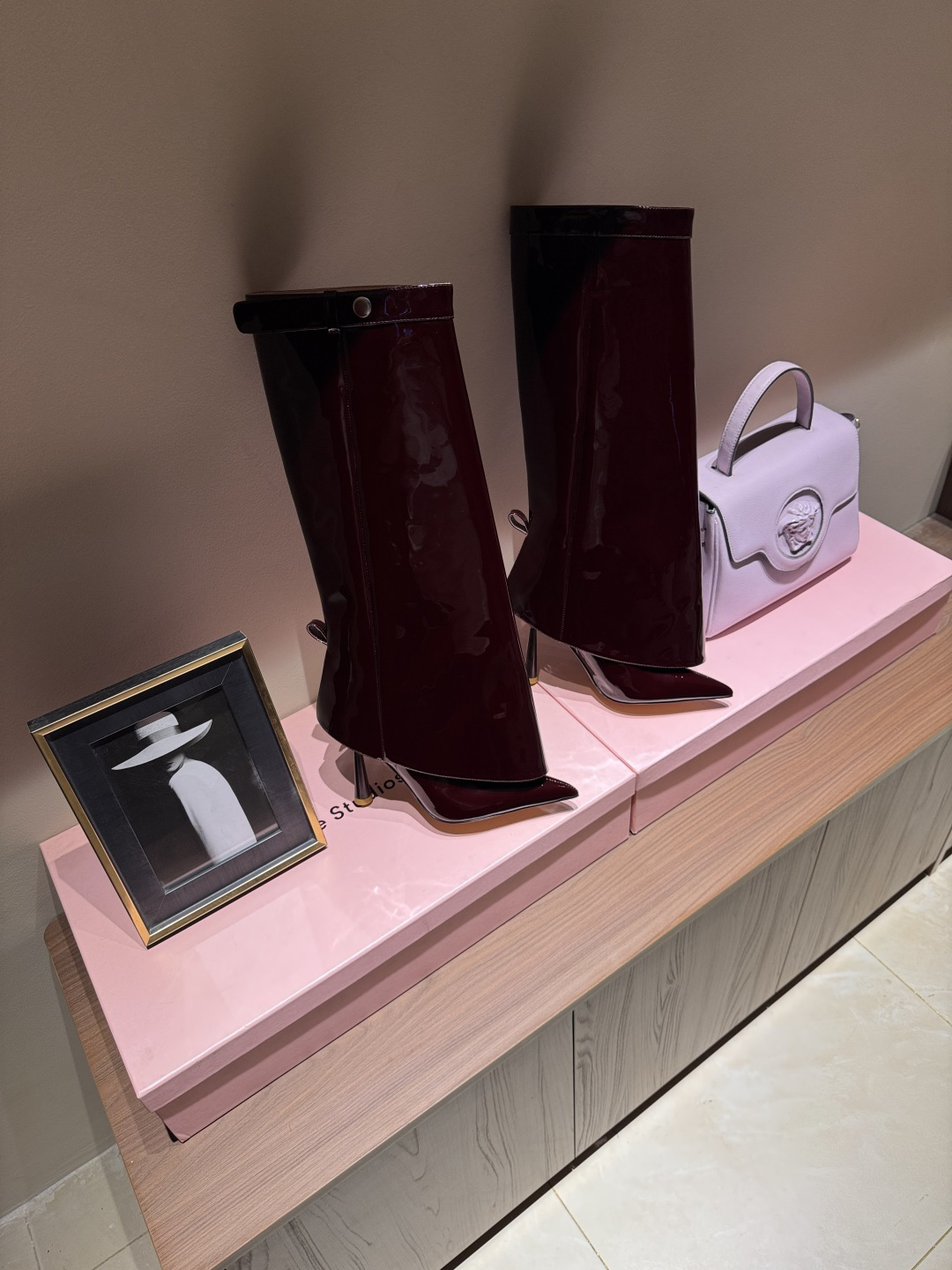 NO:577252,GIA BORGHINI is a niche brand from Italy. The 2025 blockbuster series. A Danish blogger teamed up with an Italian brand to launch a high-end shoe series. The boots are very popular on Instagram, and overseas bloggers are crazy about calling them. Overseas bloggers have a pair, and they are very concerned about the production process. It consumes leather and pays attention to the quality of the craftsmanship. It makes you taller, slimmer, slimmer, and slimmer. Fashion Week Street Photos Hot fashion is crazy about this pair of fashion boots!  4 colors, available simultaneously on the official website. Imported first-layer calfskin for the upper, eco-friendly leather lining, genuine leather for the outsole. Heel 10.5cm, original mold. The barrel height is about 40cm. Full set of original packaging (GIA). Code number 35-39 (40.41 order). Style number G2025-10.14, boots, boots, cowhide.19860909GIA BORGHINI来自意大利的小众品牌 2025重磅系列 丹麦博主联手意大利品牌 推出高级感满分的鞋款系列 火遍ins神仙绝美神靴,海外博主疯狂打call 海外博主人手一双,对版本工艺 极其耗费皮料,重工艺品质 增高,显瘦.修身,瘦腿 时装周街拍 火爆时尚被这双时装靴疯狂种草！ 4色,官网同步发售 鞋面进口头层小牛皮 内里环保皮 大底真皮 鞋跟10.5cm原版开模 筒高约40cm 包装全套原版本包装（GIA） 码数35-39（40.41订） 款号G2025-10.14,靴子,boots,cowhide,Women's Shoes