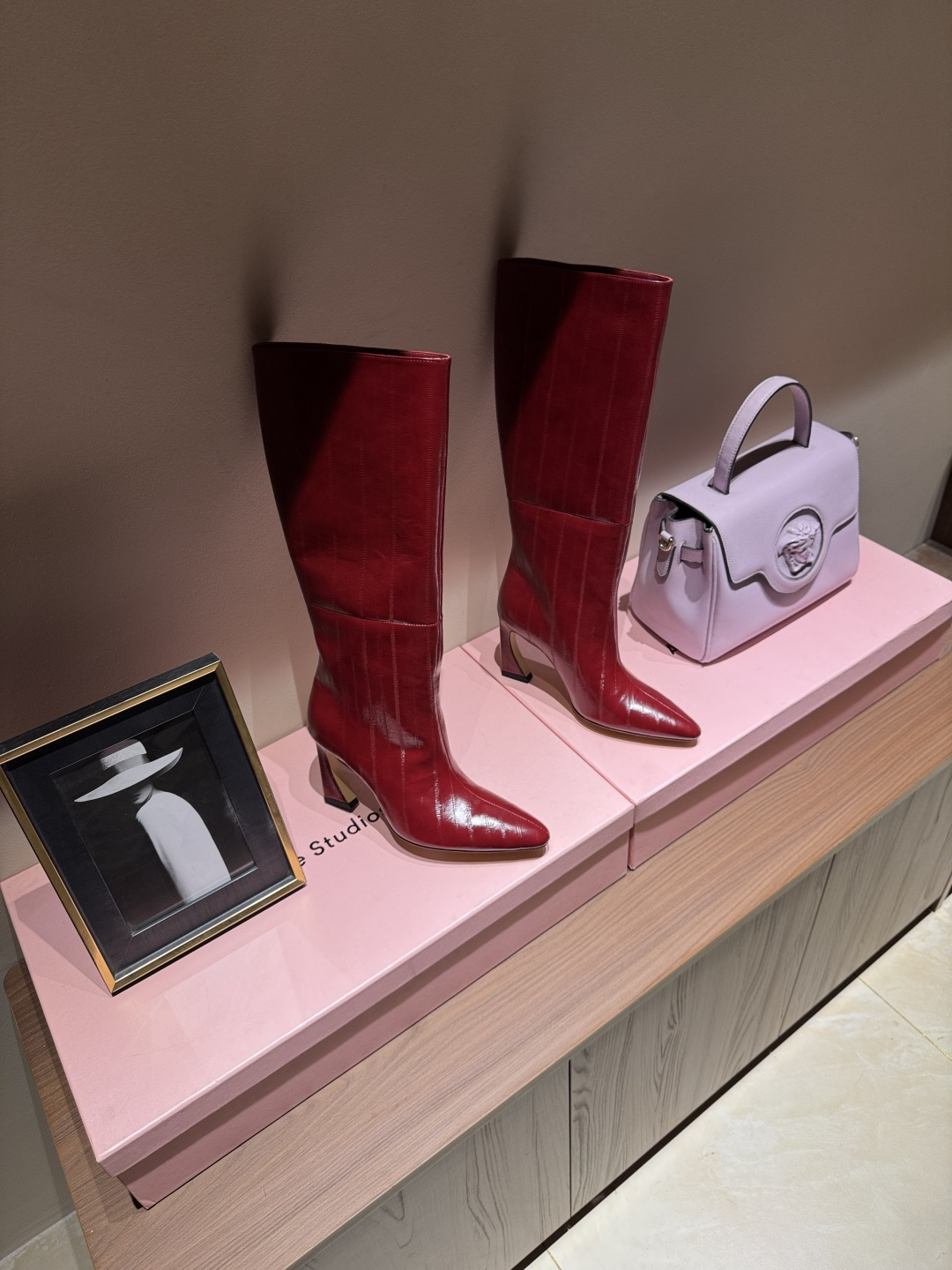 NO:577294,FENDI Fendi Paris show fashion pointed toe high-heeled boots, top purchasing version, customized for ZP, top version on the market. Made of black calfskin, the boot shaft is made of jacquard fabric/first-grain cowhide, the heel is decorated with metal Selleria stitching, metal embossed Fendi Roma embossing. Rubber sole, FEND* is decorated on the side of the heel, not picky about your foot shape, easy to wear and luxurious. Calfskin upper, cowhide lining insole  The sole is a molded special-shaped heel. Heel height is 10cm. Size 35-39 (custom-made size 40 is non-returnable). FF full set of packaging, boots, fendi, fendi, boots, cowhide19860909FENDI 芬迪巴黎秀场时装尖头高跟长靴  顶级代购版,对ZP定制,市面顶级版本  黑色小牛皮材质,靴筒为提花布料/头层牛皮材质,后跟饰有金属Selleria缝线,金属凸纹压花芬迪 Roma压花.橡胶鞋底,鞋跟侧面饰有FEND*字样,不挑剔脚型,好穿奢华. 鞋面小牛皮 内里鞋垫牛皮 鞋底对版开模异形鞋跟 跟高10cm   Size 35-39码（40码定做不退换） FF全套包装,靴子,fendi,fendi,boots,cowhide,Women's Shoes