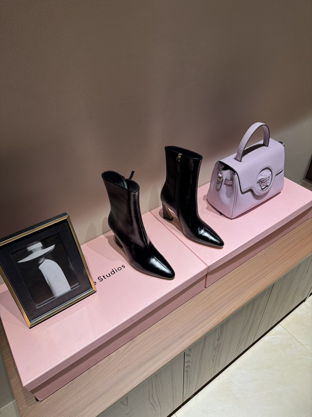 NO:577288,FENDI Fendi Paris show fashion pointed toe high-heeled short boots, top purchasing version, customized for ZP, top version on the market. Made of black calfskin, the boot shaft is made of jacquard fabric/first-grain cowhide, the heel is decorated with metal Selleria stitching, metal embossed Fendi Roma embossing. Rubber sole, FEND* is decorated on the side of the heel, not picky about your foot shape, easy to wear and luxurious. Calfskin upper, cowhide lining insole  The sole is a molded special-shaped heel. Heel height is 10cm. Size 35-39 (custom-made size 40 is non-returnable). FF full set of packaging, boots, fendi, fendi, boots, cowhide19860909FENDI 芬迪巴黎秀场时装尖头高跟短靴  顶级代购版,对ZP定制,市面顶级版本  黑色小牛皮材质,靴筒为提花布料/头层牛皮材质,后跟饰有金属Selleria缝线,金属凸纹压花芬迪 Roma压花.橡胶鞋底,鞋跟侧面饰有FEND*字样,不挑剔脚型,好穿奢华. 鞋面小牛皮 内里鞋垫牛皮 鞋底对版开模异形鞋跟 跟高10cm   Size 35-39码（40码定做不退换） FF全套包装,靴子,fendi,fendi,boots,cowhide,Women's Shoes