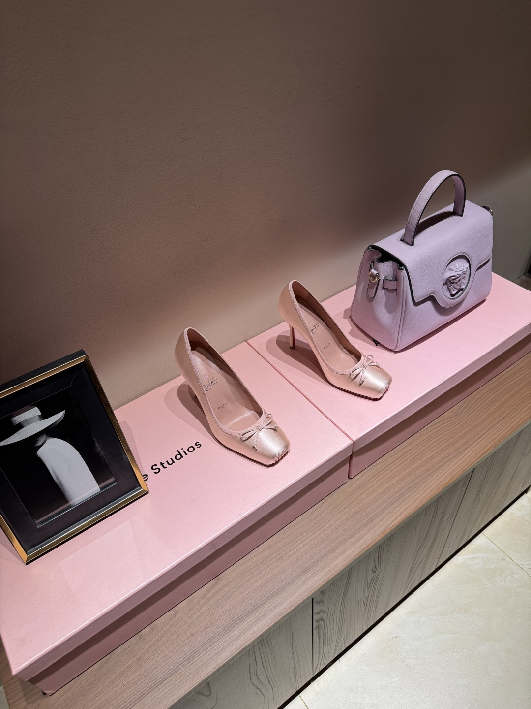 NO:577275,2025 spring and summer new fashion catwalk ballet bow high-heeled sandals CL red bottom forever red bottom high heels New red bottom ballet high heels There is nothing to say, they are completely beautiful and crazy #fatal temptation. I just tried it on my feet. They are very easy to wear, very stable and also very beautiful #redsoled shoes. Super comfortable high heels. Feminine shoes must have a pair of red sole shoes. Silk upper, sheepskin lining, heel height 11cm  Free shipping CL full set of original packaging, high heels single shoes, christian louboutin, sandals, high heels, sheepskin, real silk198609092025春夏新款时装走秀芭蕾蝴蝶结高跟凉鞋 CL红底永远的 红底高跟 新款红底芭蕾高跟鞋 没什么好说的 就是一整个美疯#致命的诱惑 刚刚上脚试了 非常好穿非常稳 也非常美#红底鞋 超舒适的高跟鞋 女人味鞋子必须有一双红底鞋 鞋面真丝 内里羊皮 跟高11cm 包邮CL全套原版包装,高跟鞋单鞋,christian louboutin,sandals,high heels,sheepskin,real silk,Women's Shoes