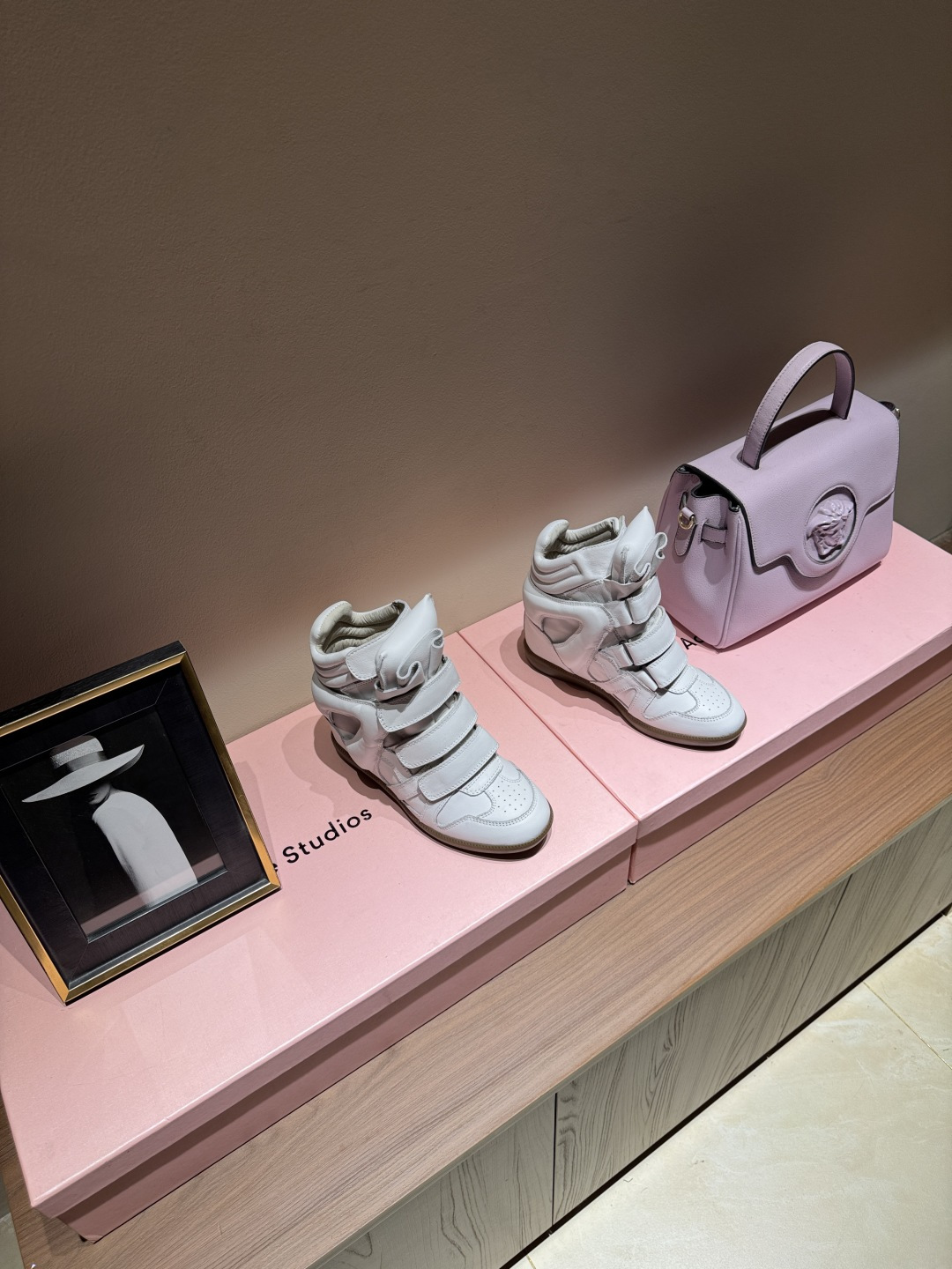 NO:577265,Isabel Maran* New products for autumn and winter, retro revival, very fashionable. The high-top design has its own cool aura. The Velcro element adds a casual and uninhibited tone. The color is clean and high-end. There is no pressure to match it. It can easily brighten the look. When walking on the street, it will turn heads~ The upper is imported cowhide and suede. The inner lining is original pigskin. The outsole is original molded outsole. The inner height is 5.5cm.  Size35-39 (set at 40), snow boots, boots, cowhide, chamois leather19860909Isabel Maran* 秋冬新品 复古回潮 太会拿捏时髦感了 高帮设计自带酷飒气场 魔术贴元素又添随性不羁 色调干净高级 搭配起来毫无压力 轻松点亮造型 走在街上回头率直接拉满～ 鞋面进口牛皮.麂皮 内里原版一致猪皮 大底原版开模大底 内高5.5cm Size35-39（40定）,雪地靴,boots,cowhide,chamois leather,Women's Shoes