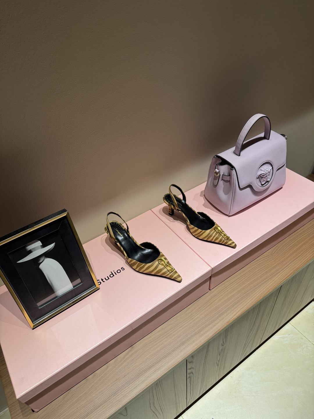 NO:789345,The forgotten design master Elsa Schiaparelli was Chanel's life-long rival. She was a designer often described as a 'genius'. Even in the Paris fashion industry in the 1930s, she was the undisputed overlord. Schiaparelli was the real celebrity in the circle at that time. The 'Venus' who led the avant-garde luxury trend. This talented designer that even Chanel was jealous of. Many international celebrities have performed their roles.  Created countless classics with Salvador Dali, but few people know them now. Schiaparelli's beautiful special-shaped metal-decorated pumps, horse hair upper, sheepskin lining, heel height 6cm, size 35-39 (ordered at 40.41.), full original packaging, single shoes and sandals, chanel, sandals, high heels, sheepskin19860909被大众遗忘的设计大师 Elsa Schiaparelli艾尔莎·夏帕瑞丽 香奈儿一生的劲敌,她是常常会被人用‘天才’来形容的设计师即使在上世纪30年代的巴黎时装界 也是无可争议的霸主 当年夏帕瑞丽才是圈子里真正的红人 引领前卫奢华潮流的“维纳斯” 这位连香奈儿都嫉妒的天才设计师 超多国际大咖倾情演绎 与达利创造了无数经典,如今却鲜为人知 夏帕瑞丽schiaparelli绝美异形金属装饰浅口高跟鞋 鞋面马毛 内里羊皮 跟高6cm 码数35-39（40.41.订） 包装全套原版包装,单鞋凉鞋,chanel,sandals,high heels,sheepskin,Women's Shoes