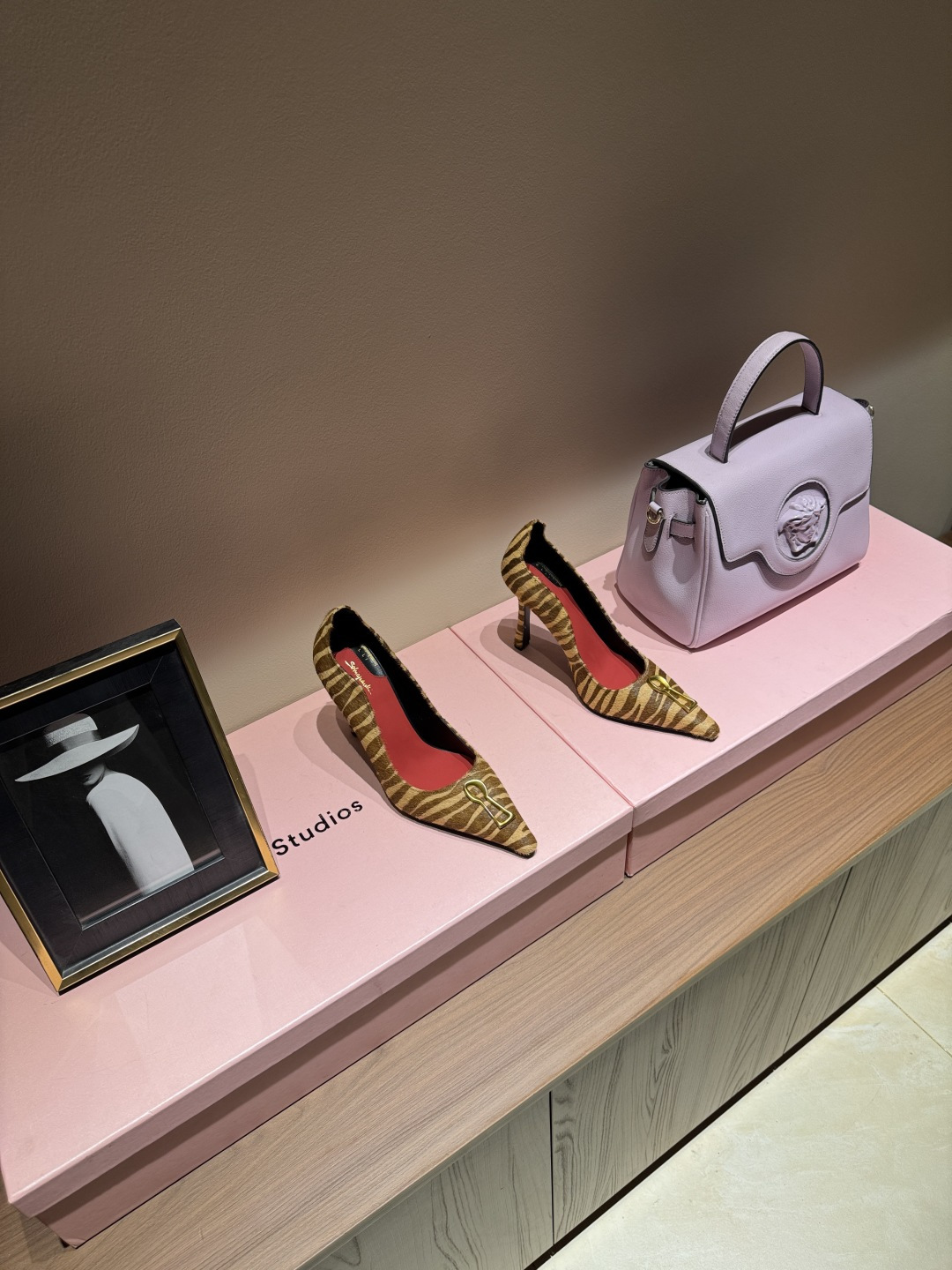 NO:789347,The forgotten design master Elsa Schiaparelli was Chanel's life-long rival. She was a designer often described as a 'genius'. Even in the Paris fashion industry in the 1930s, she was the undisputed overlord. Schiaparelli was the real celebrity in the circle at that time. The 'Venus' who led the avant-garde luxury trend. This talented designer that even Chanel was jealous of. Many international celebrities have performed their roles.  Created countless classics with Salvador Dali, but few people know them now. Schiaparelli's beautiful special-shaped metal-decorated pumps, horse hair upper, sheepskin lining, heel height 10cm, size 35-39 (40.41. Order), full original packaging, single shoes and sandals, chanel, sandals, high heels, sheepskin19860909被大众遗忘的设计大师 Elsa Schiaparelli艾尔莎·夏帕瑞丽 香奈儿一生的劲敌,她是常常会被人用‘天才’来形容的设计师即使在上世纪30年代的巴黎时装界 也是无可争议的霸主 当年夏帕瑞丽才是圈子里真正的红人 引领前卫奢华潮流的“维纳斯” 这位连香奈儿都嫉妒的天才设计师 超多国际大咖倾情演绎 与达利创造了无数经典,如今却鲜为人知 夏帕瑞丽schiaparelli绝美异形金属装饰浅口高跟鞋 鞋面马毛 内里羊皮 跟高10cm 码数35-39（40.41.订） 包装全套原版包装,单鞋凉鞋,chanel,sandals,high heels,sheepskin,Women's Shoes