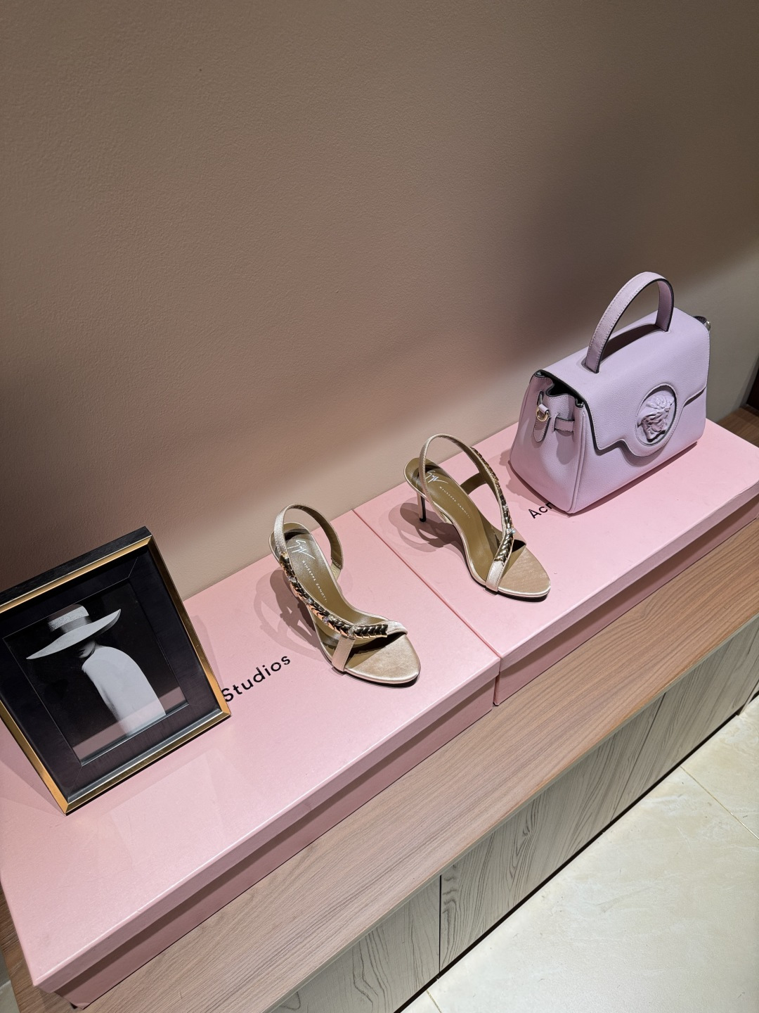 NO:789394,FALL / WINTER 25 PHOTOGRAPHED BY PURIENNE #GiuseppeZanotti #GZFW25 Giuseppe Zanotti—SS2025 new product!  GZ Sandals Series 2025 Pointed-toe high-heeled slippers How can you miss a pair of fairy shoes in the light summer? Various small skirts can be matched with each other, and you don’t have to choose your foot shape at all. Fabric silk, leather outsole, size 35-42 (40, 41, 42 customized) Heel height 9cm, high-heeled sandals, sandals, high heels, slippers, skirts, real silk, Leather soles19860909FALL / WINTER 25 PHOTOGRAPHED BY PURIENNE #GiuseppeZanotti #GZFW25 Giuseppe Zanotti— SS2025新品！GZ 凉鞋系列 2025尖头高跟拖鞋淡淡的夏日里怎么少得了一双仙女鞋 各种小裙子搭配起来 完全不挑脚型哦 面料真丝 大底真皮大底 码数35-42（40,41,42定制） 跟高9cm,高跟鞋凉鞋,sandals,high heels,slippers,skirts,real silk,Leather soles,Women's Shoes