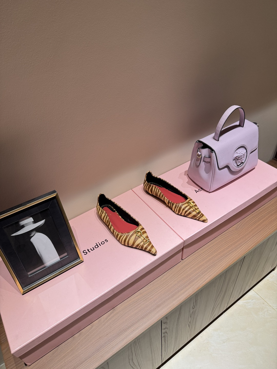 NO:789349,The forgotten design master Elsa Schiaparelli was Chanel's life-long rival. She was a designer often described as a 'genius'. Even in the Paris fashion industry in the 1930s, she was the undisputed overlord. Schiaparelli was the real celebrity in the circle at that time. The 'Venus' who led the avant-garde luxury trend. This talented designer that even Chanel was jealous of. Many international celebrities have performed their roles.  Created countless classics with Dali, but few people know them now. Schiaparelli's beautiful special-shaped metal-decorated shallow flats. Upper sheepskin/patent leather. Sheepskin lining. Heel height 2cm. Size 35-39 (40.41. Order). Full set of original packaging, single shoes and sandals, chanel, sandals, flats, sheepskin, sheepskin.19860909被大众遗忘的设计大师 Elsa Schiaparelli艾尔莎·夏帕瑞丽 香奈儿一生的劲敌,她是常常会被人用‘天才’来形容的设计师即使在上世纪30年代的巴黎时装界 也是无可争议的霸主 当年夏帕瑞丽才是圈子里真正的红人 引领前卫奢华潮流的“维纳斯” 这位连香奈儿都嫉妒的天才设计师 超多国际大咖倾情演绎 与达利创造了无数经典,如今却鲜为人知 夏帕瑞丽schiaparelli绝美异形金属装饰浅口平底鞋 鞋面羊京/漆皮 内里羊皮 跟高2cm 码数35-39（40.41.订） 包装全套原版包装,单鞋凉鞋,chanel,sandals,flats,sheepskin,sheep,Women's Shoes