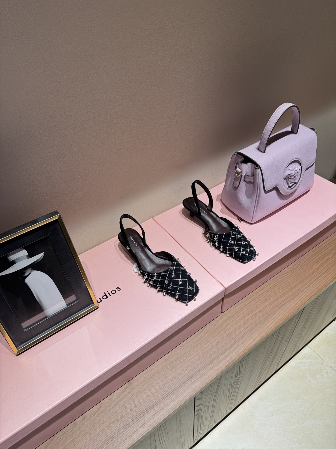 NO:789378,2026 early spring new product TORY BURCH | Tory BURCH suede black mesh ankle-wrapped sandals with back strap design. Square toe and flat toe, super dreamy ~ I'm really impressed!  bling bling's ticking sound Metal bells, purely hand-woven, purely hand-made Square toe design, age-reducing, playful and smart Upper sheep leather Lining sheepskin Original molded metal of the bell Mesh hand-woven Heel height 5cm Packing original one to one, high heels sandals, burberry, sandals, high heels, sheepskin, sheep, chamois leather198609092026早春新品TORY BURCH | 汤丽柏琦麂皮黑网格裹踝凉鞋 后带设计.方头扁平鞋头,超梦幻～狠狠的米一下！bling bling 的滴答声 金属铃铛,纯手工编织,纯手工制作 方头设计,减龄,俏皮又灵动 鞋面羊京 内里羊皮 铃铛原版开模金属 网状纯手工编织 跟高5cm 包装原版一比一,高跟鞋凉鞋,burberry,sandals,high heels,sheepskin,sheep,chamois leather,Women's Shoes