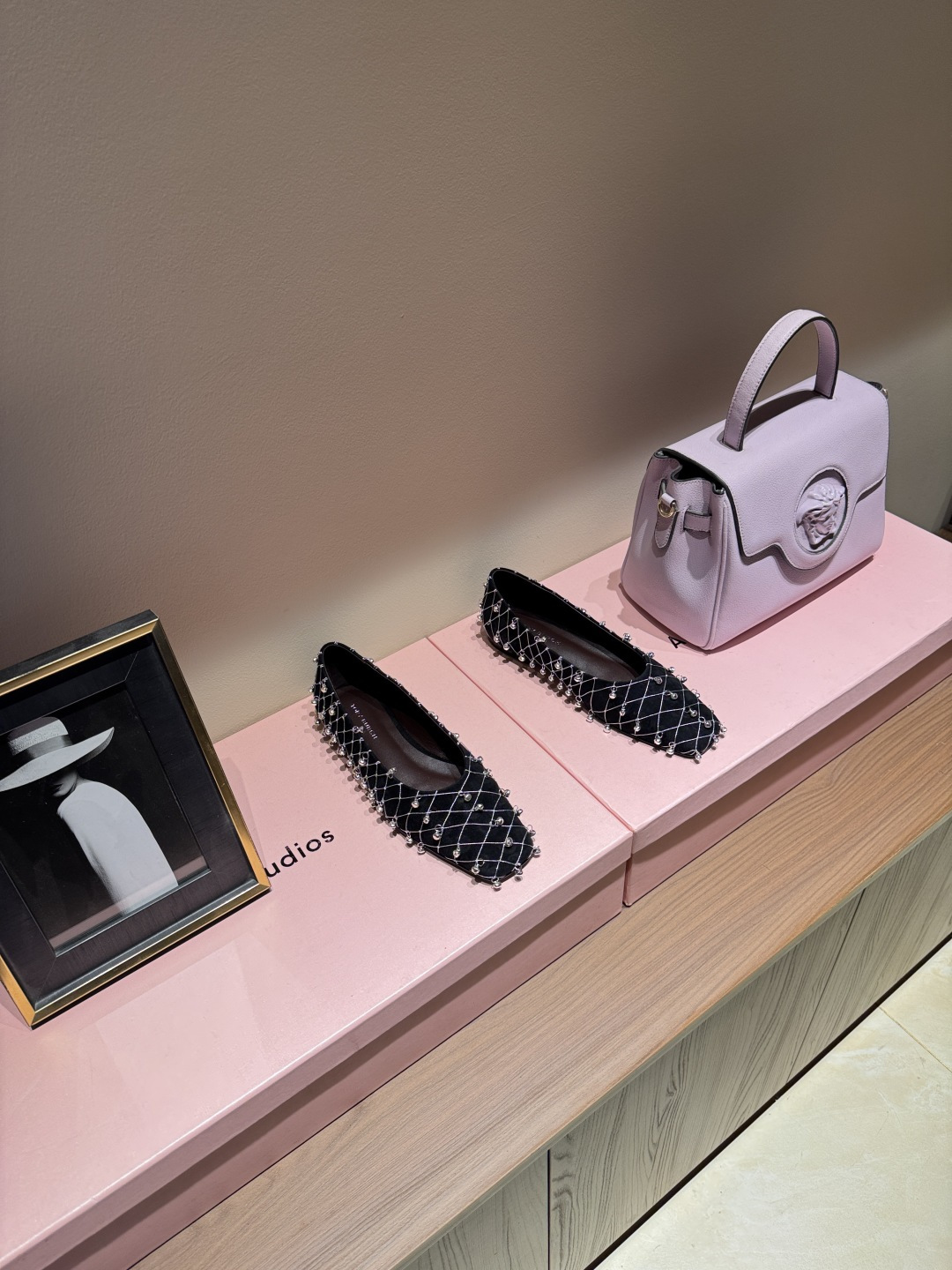 NO:789381,2026 early spring new product TORY BURCH | Tory BURCH suede black mesh ankle-wrapped sandals with back strap design. Square toe and flat toe, super dreamy ~ I'm really impressed!  The ticking sound of bling bling Metal bells, purely hand-woven, purely hand-made Square toe design, age-reducing, playful and smart Upper sheep leather Lining sheepskin Original molded metal of the bell Mesh hand-woven Heel height 1cm Packing original one to one, high heels sandals, burberry, sandals, high heels, sheepskin, sheep, chamois leather198609092026早春新品TORY BURCH | 汤丽柏琦麂皮黑网格裹踝凉鞋 后带设计.方头扁平鞋头,超梦幻～狠狠的米一下！bling bling 的滴答声 金属铃铛,纯手工编织,纯手工制作 方头设计,减龄,俏皮又灵动 鞋面羊京 内里羊皮 铃铛原版开模金属 网状纯手工编织 跟高1cm 包装原版一比一,高跟鞋凉鞋,burberry,sandals,high heels,sheepskin,sheep,chamois leather,Women's Shoes