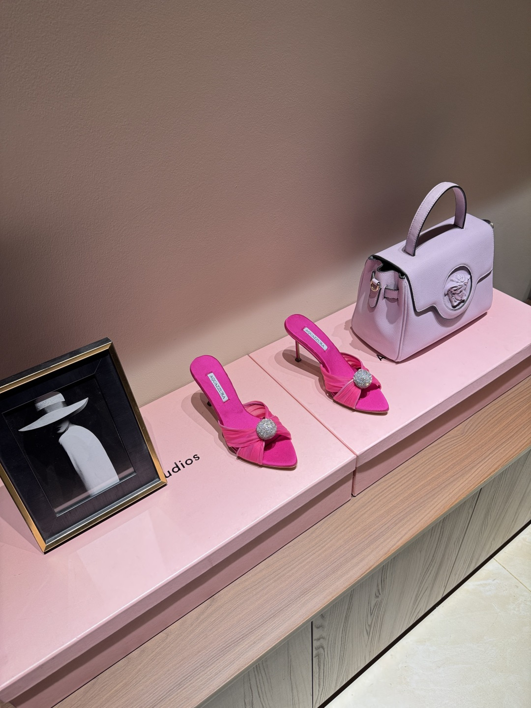 NO:789392,AQUAZZURA big pineapple sequin decorated laser high heels, 2026 spring and summer latest butterfly decorated thick heel sandals, super elegant on the feet, both simple and fashionable, so flashy and beautiful, the beauty reaches new heights!  Cross design, full of fashion sense. Simple version and strap design. Big bloggers from all over the world are wearing it. ZP develops and customizes the correct fabric. With super flashy new upgraded sequin decoration. Height 8.5cm. Material imported silk. Sole imported genuine leather outsole. Butterfly original one to one customization. Number of yards 36-39 (35.40.41.42 can be customized). Full set of original packaging, high heels and slippers, sandals, high heels, slippers, leather.  soles19860909AQUAZZURA大菠萝亮片装饰激光高跟鞋 2026春夏最新款蝴蝶装饰粗跟凉鞋 上脚超级有气质· 既简洁又时髦 太闪太美啦 美出出新高度！ 交叉设计,时尚感满满 简约版型,绑带设计 各路大博主都纷纷上脚 ZP开发、订制正确面料 搭配超闪全新升级亮片装饰 高度8.5cm 材料进口丝绸 鞋底进口真皮大底 蝴蝶原版一比一定制 码数36-39（35.40.41.42可定做） 包装全套原版包装,高跟鞋拖鞋,sandals,high heels,slippers,Leather soles,Women's Shoes