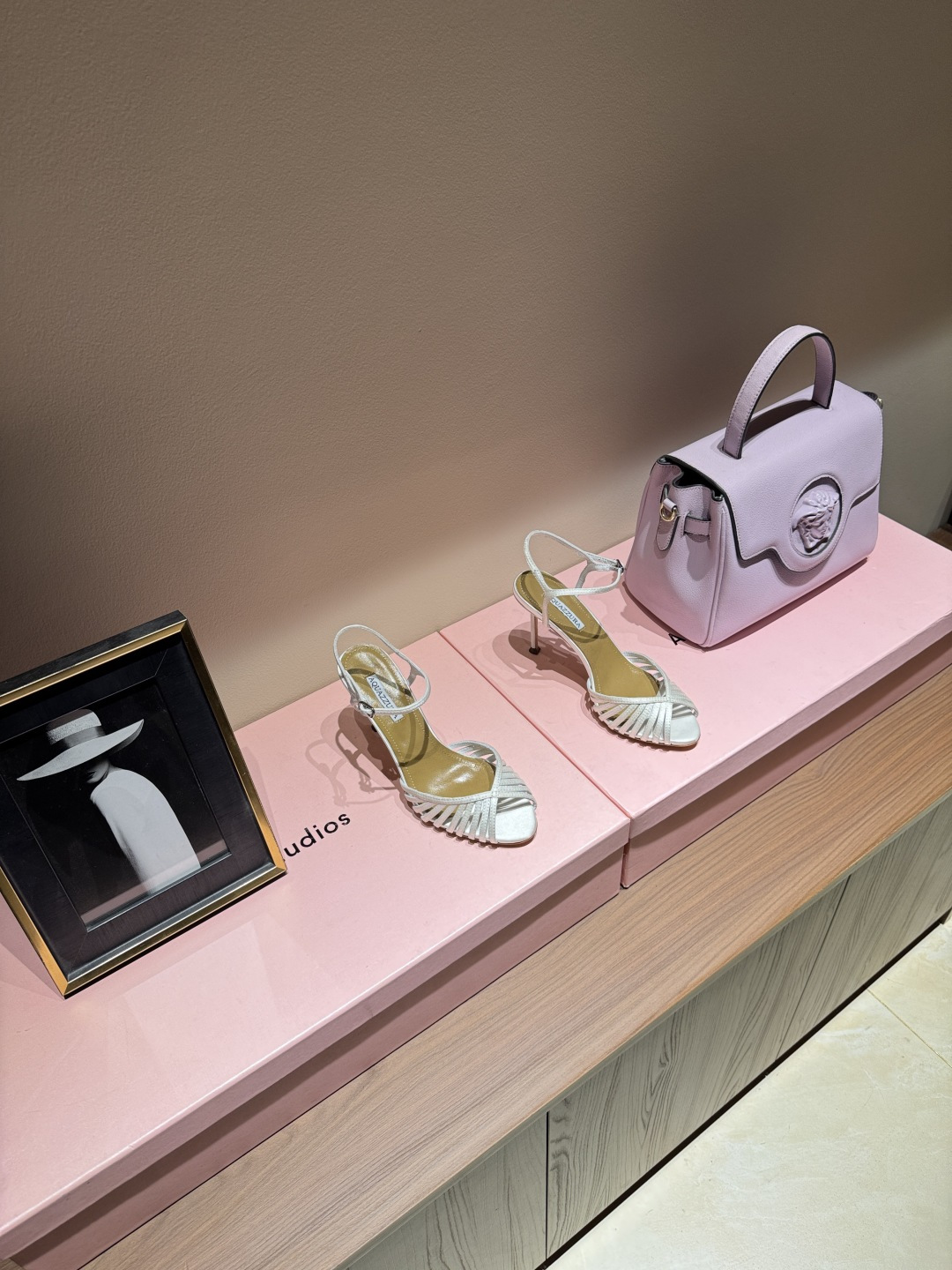 NO:789387,Smooth surface 281, with diamond 60 AQUAZZURA big pineapple sequin decorated laser high heels. The latest butterfly decorated thick heel sandals for spring and summer 2026. The upper foot is super elegant. It is both simple and fashionable. It is so sparkly and beautiful. It takes beauty to a new level!  Cross design, full of fashion sense. Simple version and strap design. Big bloggers from all over the world are wearing it. Z develops and customizes the correct fabric. With super flashy new upgraded sequin decoration. Height 8.5cm. Material imported silk. Sole imported leather outsole. Butterfly original one to one customization. Number of yards 36-39 (35.40.41.42 can be customized). Full set of original packaging, high heels sandals, sandals, high heels, Leather soles.19860909光面281,带钻60 AQUAZZURA大菠萝亮片装饰激光高跟鞋 2026春夏最新款蝴蝶装饰粗跟凉鞋 上脚超级有气质· 既简洁又时髦 太闪太美啦 美出出新高度！ 交叉设计,时尚感满满 简约版型,绑带设计 各路大博主都纷纷上脚 Z开发、订制正确面料 搭配超闪全新升级亮片装饰 高度8.5cm 材料进口丝绸 鞋底进口真皮大底 蝴蝶原版一比一定制 码数36-39（35.40.41.42可定做） 包装全套原版包装,高跟鞋凉鞋,sandals,high heels,Leather soles,Women's Shoes