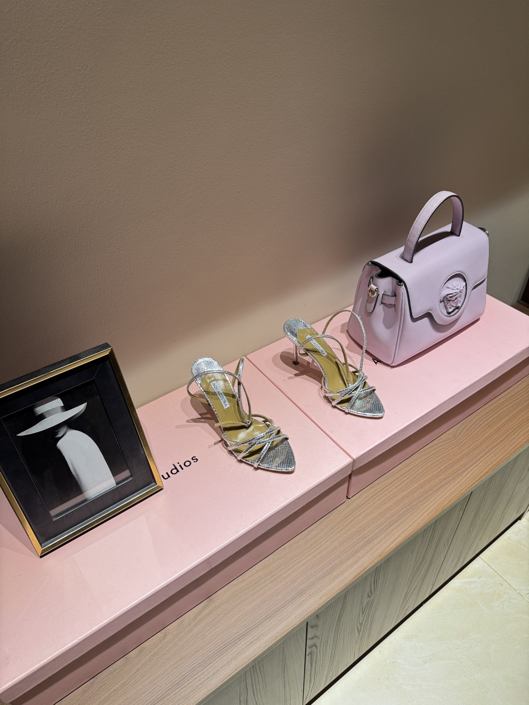 NO:789389,AQUAZZURA big pineapple sequin decorated laser high heels, 2026 spring and summer latest butterfly decorated thick heel sandals, super elegant on the feet, both simple and fashionable, so flashy and beautiful, the beauty reaches new heights!  Cross design, full of fashion sense. Simple version and strap design. Big bloggers from all over the world are wearing it. ZP develops and customizes the correct fabric. With super flashy new upgraded sequin decoration. Height 8.5cm. Material imported silk. Sole imported genuine leather outsole. Butterfly original one to one customization. Number of yards 36-39 (35.40.41.42 can be customized). Full set of original packaging, high heels sandals, sandals, high heels, Leather soles.19860909AQUAZZURA大菠萝亮片装饰激光高跟鞋 2026春夏最新款蝴蝶装饰粗跟凉鞋 上脚超级有气质· 既简洁又时髦 太闪太美啦 美出出新高度！ 交叉设计,时尚感满满 简约版型,绑带设计 各路大博主都纷纷上脚 ZP开发、订制正确面料 搭配超闪全新升级亮片装饰 高度8.5cm 材料进口丝绸 鞋底进口真皮大底 蝴蝶原版一比一定制 码数36-39（35.40.41.42可定做） 包装全套原版包装,高跟鞋凉鞋,sandals,high heels,Leather soles,Women's Shoes