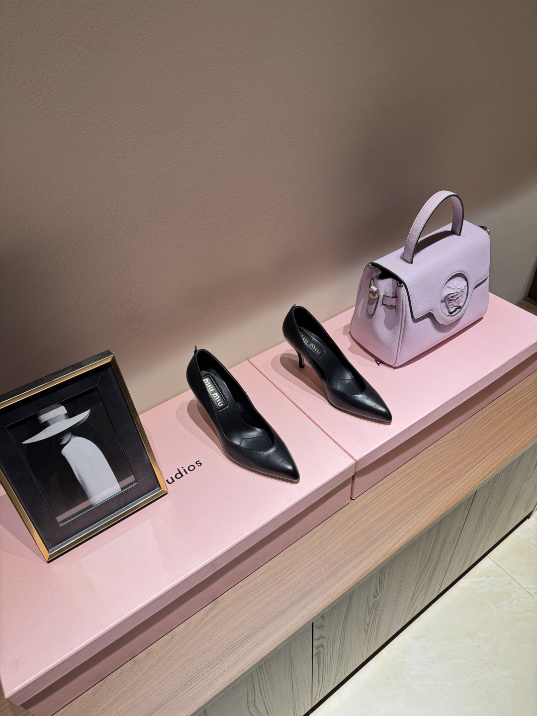 NO:789383,miu miu Miu Miu 26's new retro waxed leather shoes with polished hollow pointed toe high-heeled shoes are perfect for catwalk celebrities. The shoes are elegant and fashionable. The high heels can stretch the leg lines very well, so that beauty-loving girls can easily control them. It is definitely a must-have item for spring and summer. The upper is made of original imported polished cowhide, the lining is sheepskin, and the genuine leather outsole imported from Italy. Heel height: 8.5cm. Size:  35-41 (4041 custom-made, non-refundable) original packaging, high heels, miumiu, high heels, cowhide, sheepskin, Leather soles19860909miu miu 缪缪26新品复古油蜡皮 擦色后空尖头高跟单鞋 走秀网红爆款上脚非常完美 穿搭配 此鞋 优雅大方 时尚 高跟很好的拉伸腿部线条,让爱美的小姐姐们都能轻松驾驭,绝对是春夏必备单品 鞋面采用原版进口擦色牛皮 内里垫脚羊皮 意大利进口真皮大底 跟高: 8.5cm 码数: 35-41（4041定做不退换） 原版包装,高跟鞋单鞋,miumiu,high heels,cowhide,sheepskin,Leather soles,Women's Shoes