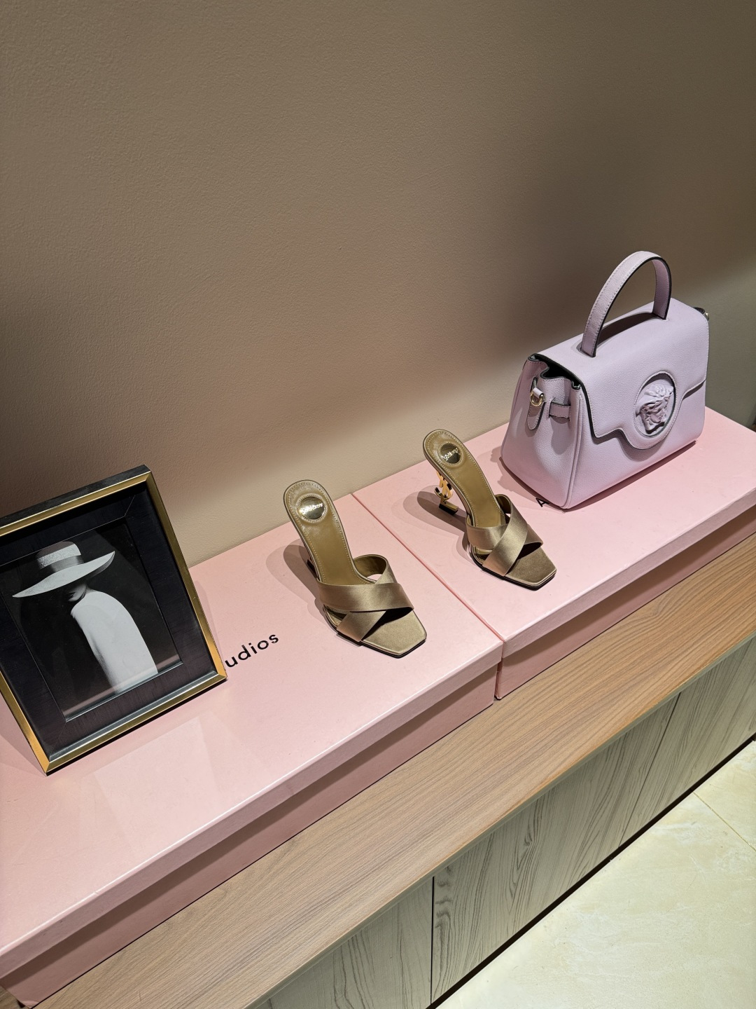 NO:789398,The highest version of the Saint Laurent Paris show is updated simultaneously. The small gold bar heels are really beautiful. Saint Laurent Yves Saint Laurent square pointed slingback 10cm high heels. The small gold bar heels really highlight the clean and minimalist style. Customized silk upper, sheepskin lining, sheepskin foot pads, genuine leather sole. Original packaging. Code number 35-39. (40·41 customized), high-heeled shoes and slippers, saint laurent, saint laurent, high  heels,slippers,sheepskin,real silk19860909最高版 Saint Laurent巴黎秀场同步更新 小金条鞋跟真的太好看啦 Saint Laurent 圣罗兰方形尖头露跟10cm高跟鞋 小金条鞋跟真的充分突显利落极简 鞋面定制真丝 内里羊皮 垫脚羊皮 鞋底真皮 包装原版包装 码数35-39.（40·41定制）,高跟鞋拖鞋,saint laurent,saint laurent,high heels,slippers,sheepskin,real silk,Women's Shoes