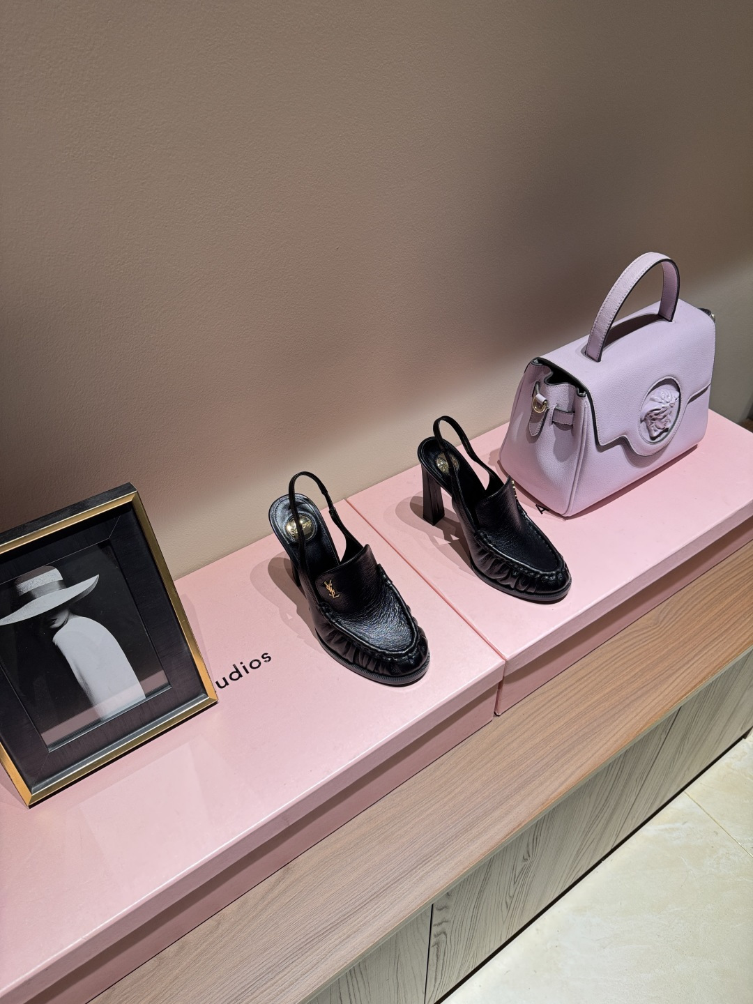 NO:789396,SAINT LAUREN's new product, pleated mules | A modern expression of French elegance. Highly customized shoe craftsmanship is the core to create the iconic silhouette of pleated mules. The material collision of delicate lambskin and matte suede eliminates the sweetness of mules. The details of the metal YSL logo on the shoe body hide the brand's edge. The design of special-shaped high heels takes into account both aura and practical wear. Suitable for urban commuting, dinner parties, street filming and other occasions.  High-waisted denim wide-leg pants are a casual urban cool style. Paired with a velvet suspender skirt, it can outline a retro luxury texture. The upper is imported cowhide and suede. The lining is imported sheepskin. The heel height is 10.5cm. The outsole is imported genuine leather. SIZE35-39 (set at 40.41.42), high-heeled sandals, saint laurent, saint laurent, sandals, high  heels,skirts,cowhide,sheepskin,chamois leather,Leather soles19860909SAINT LAUREN新品 褶皱穆勒鞋｜法式奢雅的摩登表达 以高定制鞋工艺为内核 塑就褶皱穆勒鞋的标志性轮廓 细腻小羊皮与哑光麂皮的材质碰撞 消解了穆勒鞋的甜腻感 鞋身金属YSL标识的细节缀饰暗藏品牌锋芒 异形高跟的设计兼顾气场与实穿 适配都市通勤、晚宴派对、街头出片等场合 搭高腰牛仔阔腿裤是随性的都市酷感风 配丝绒吊带长裙又能勾勒出复古的奢华质感 鞋面进口牛皮.麂皮 内里进口羊皮 跟高10.5cm 大底进口真皮大底 SIZE35-39（40.41.42定）,高跟鞋凉鞋,saint laurent,saint laurent,sandals,high heels,skirts,cowhide,sheepskin,chamois leather,Leather soles,Women's Shoes