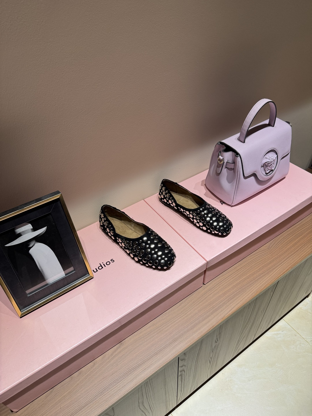 NO:789388,Khaite studded ballet shoes are available in new colors. Most people who step on them will sigh at that moment, they are too soft!  After putting your feet on, you feel like your feet are being wrapped properly. The suede base is lined with circular metal decorations of different sizes. It is slightly reflective and makes people unable to take their eyes away. There is no limit to the style. Wear skirts, wide-leg pants, and jeans. They all have their own style. They can also bring highlights to simple and basic outfits. Khaite's shoes have an advantage in price and feel. Size: 35-39 (ordered at 40.41) Sole Rubber Upper Cowhide  Original packaging, ballet shoes, skirts, jeans, cowhide19860909khaite铆钉芭蕾鞋又上新色 大部分踩上它的人都会在那一瞬间发出感叹也太软了吧！ 穿上脚以后有种脚被妥帖包裹着的感觉 像踩在云朵上 绒面打底 排布了大小不一的圆形金属装饰 微微反光 让人移不开眼 而且风格不限 穿裙子 阔腿裤 牛仔裤都自成一派 也能给简单基础的穿搭带来亮点 在khaite的鞋款里价格和脚感都很有优势 Size:35-39（40.41订） 鞋底橡胶 鞋面牛皮 原版包装,芭蕾舞鞋,skirts,jeans,cowhide,Women's Shoes