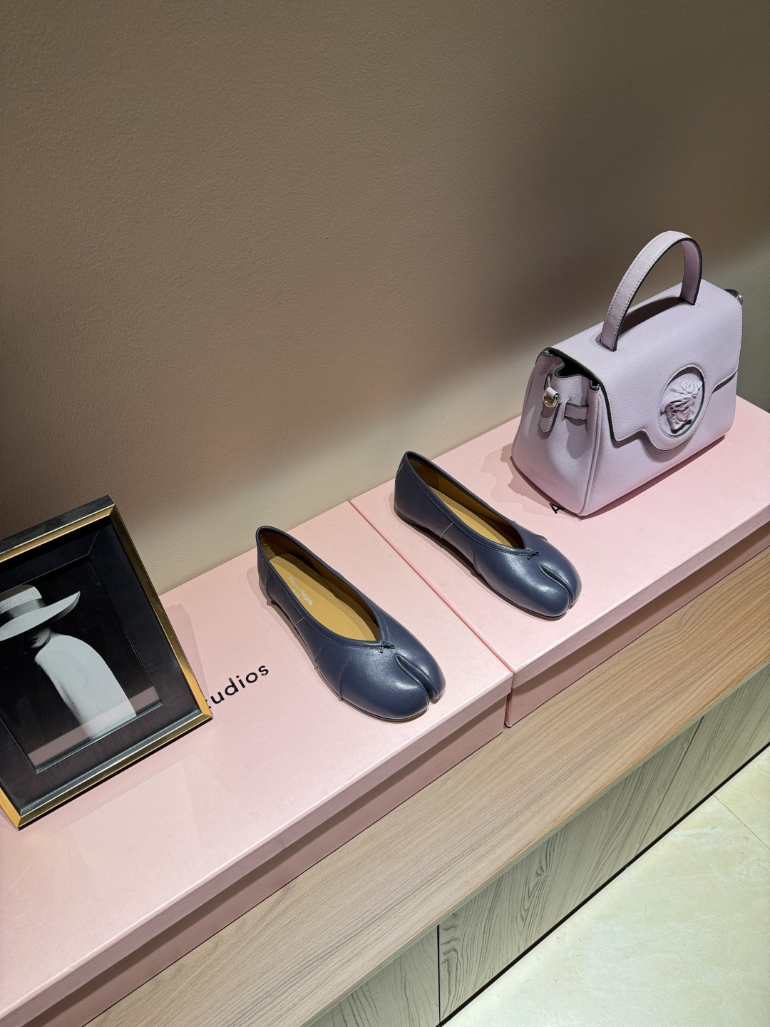 NO:789386,Classic and timeless split-toe series [Maison Margie*a] Margie split-toe shoes. Retro charm, slim and versatile. The upper is original soft sheepskin, burst leather, knife-cut leather. Sheepskin lining and foot pads. Genuine leather outsole. Size 36-42 (40, 41, 42 customized, non-returnable), split-toe shoes, sheepskin, Leather soles19860909经典永恒分趾系列【Maison Margie*a】玛吉拉分趾单鞋.复古韵味,显瘦百搭.鞋面原版植柔羊皮、爆裂皮、刀割皮.羊皮内里及垫脚.真皮大底 码数36-42（40、41、42订做不退换）,分趾鞋,sheepskin,Leather soles,Women's Shoes