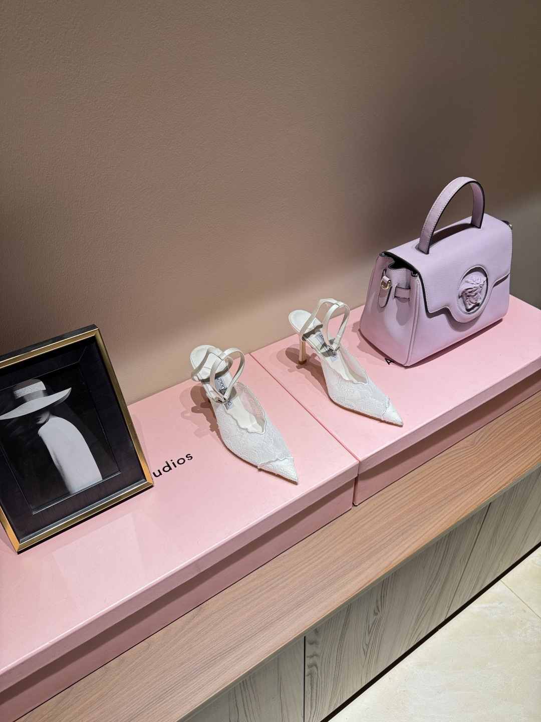 NO:789384,The new 2026 spring and summer Jimmychoo style and details are very particular!  Lace is not just decoration, it is the core highlight ~ The most interesting thing about this series is the contrast and little surprises!  Soft pastel colors can also look bold, and their appearance is very contagious. Sandra Choi moved the oversized paper peonies into Milan, surrounded by greenery and flowers, as if walking into a surreal wonderland. What surprised me most about Jimmy Choo this season was the 'reconstruction of lace'. The metal toe splicing is no longer just a symbol of femininity, but has been deconstructed and spliced, turning it into a leader in shoes. Fabric: Imported embroidered lace Lining Imported custom-made lambskin outsole  Imported Italian raw color cowhide base size 35 to 39 (40 41 42 customized) Heel height: 10cm, high heels sandals, jimmy choo, sandals, high heels, cowhide, sheepskin198609092026春夏新款Jimmychoo 版型和细节超讲究！蕾丝不只是装饰,是核心亮点～ 这个系列最有意思的就是反差感和小惊喜！ 柔和的粉彩色也能显得很大胆,颜值很有感染力.SandraChoi把超大纸艺牡丹搬进米兰,四周绿意与花卉簇拥,仿佛走进一个超现实的仙境  这一季JimmyChoo最让我惊喜的是“蕾丝的再造”.金属鞋头拼接,它不再只是柔美的象征,而是被解构、拼接,化作鞋履上的佼佼者 面料: 进口刺绣蕾丝 内里 进口意制小羊皮  大底 进口意大利原色牛皮底码数 35一39(40 41 42定制) 跟高:10cm,高跟鞋凉鞋,jimmy choo,sandals,high heels,cowhide,sheepskin,Women's Shoes