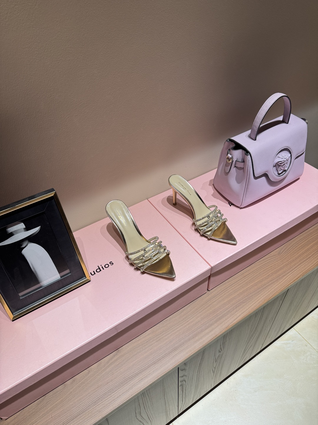 NO:789375,Gianvito Rossi Eiko Stiletto, metal buckle strap personalized high-heeled sandals, inherits its traditional Italian craftsmanship, focuses on exquisite details, and creates elegant femininity. Every pair of Gianvito Rossi (Gianvito Rossi) women's shoes will take the proportion of women's curves into consideration before designing. Secondly, it inherits Sergio Rossi (Sergio Rossi)  On the basis of elegance, it is also more youthful and fashionable, with bright colors and elegant line design to create fashionable charm. Go Material: Imported high-quality sheepskin for the upper; Foot padding for the inner lining; Imported high-quality goatskin; Heel height: 8.5; Italian cowhide outsole; Size number - (/Customized, non-refundable). Colors are on sale!  Full set of original packaging, high heels and slippers, sandals, high heels, slippers, cowhide, sheepskin19860909吉安维托·罗西 Gianvito RossiEiko Stiletto,金属扣绕带个性高跟凉鞋 秉承了其传统意大利工艺,专注精巧细节,打造优雅女人味,每一双吉安维托·罗西 (Gianvito Rossi) 的女鞋在设计之前都会将女性曲线比例考虑在先.其次在继承了塞乔·罗西 (Sergio Rossi) 优雅的基础上,也更加年轻时髦,以鲜艳的颜色和讲究的线条设计塑造时尚魅力 Go 材质 鞋面进口优质羊皮 内里垫脚 进口优质山羊皮 跟高8.5 鞋底意大利牛皮大底 码数-（/定制不退换） 颜色色系发售！ 包装全套原版包装,高跟鞋拖鞋,sandals,high heels,slippers,cowhide,sheepskin,Women's Shoes