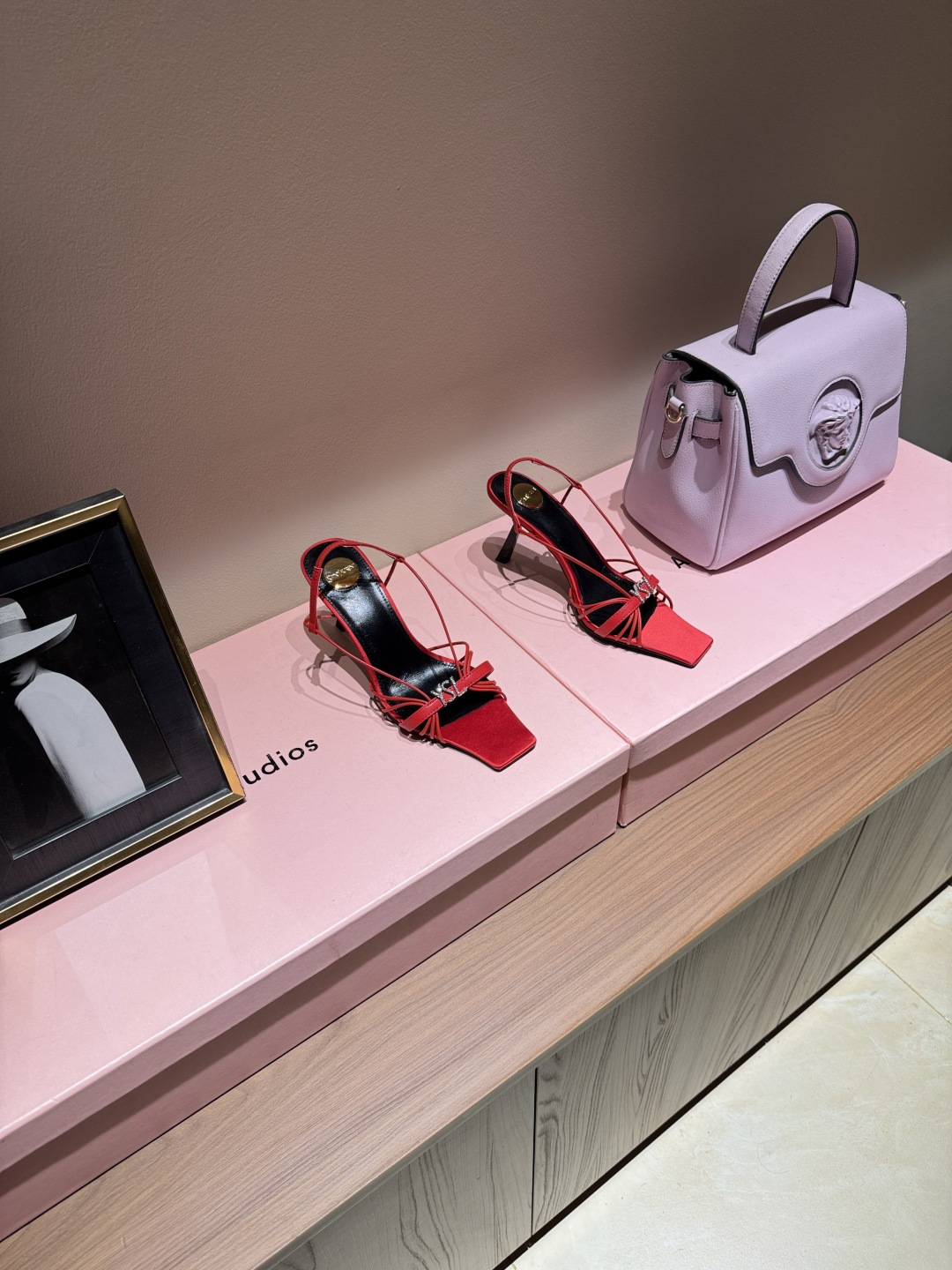 NO:789371,SAIN*LAURENT 2026 new high-heeled sandals, square-toe high-heeled slippers, how can you miss a pair of fairy shoes in the light summer? Matching with various small skirts, you don't have to pick the shape of your feet at all. The transparent sparkling diamonds show a phantom under the light. It is really too beautiful. The whiteness of the upper feet makes people head up!  The delicate crystal chain embellishes the delicate lines of the ankle, releasing infinite elegance. Explore more high-heeled shoes!  Fabric cowhide leather outsole Size 35-42 (customized at 40.41.42) Heel height 8cm, high heels sandals, saint laurent, saint laurent, sandals, high heels, slippers, skirts, cowhide, Leather soles19860909SAIN*LAURENT圣罗兰2026全新高跟凉鞋 方头高跟拖鞋淡淡的夏日里怎么少得了一双仙女鞋 各种小裙子搭配起来 完全不挑脚型哦 通透的闪钻在光线的照耀下呈现幻彩 真的美的过分 上脚显白的让人上头！细巧水晶链饰点亮脚踝纤雅线条 释放无限优雅魅力 探索更多臻选高跟鞋！ 面料牛皮 大底真皮大底 码数35-42（40.41.42定制） 跟高8cm,高跟鞋凉鞋,saint laurent,saint laurent,sandals,high heels,slippers,skirts,cowhide,Leather soles,Women's Shoes