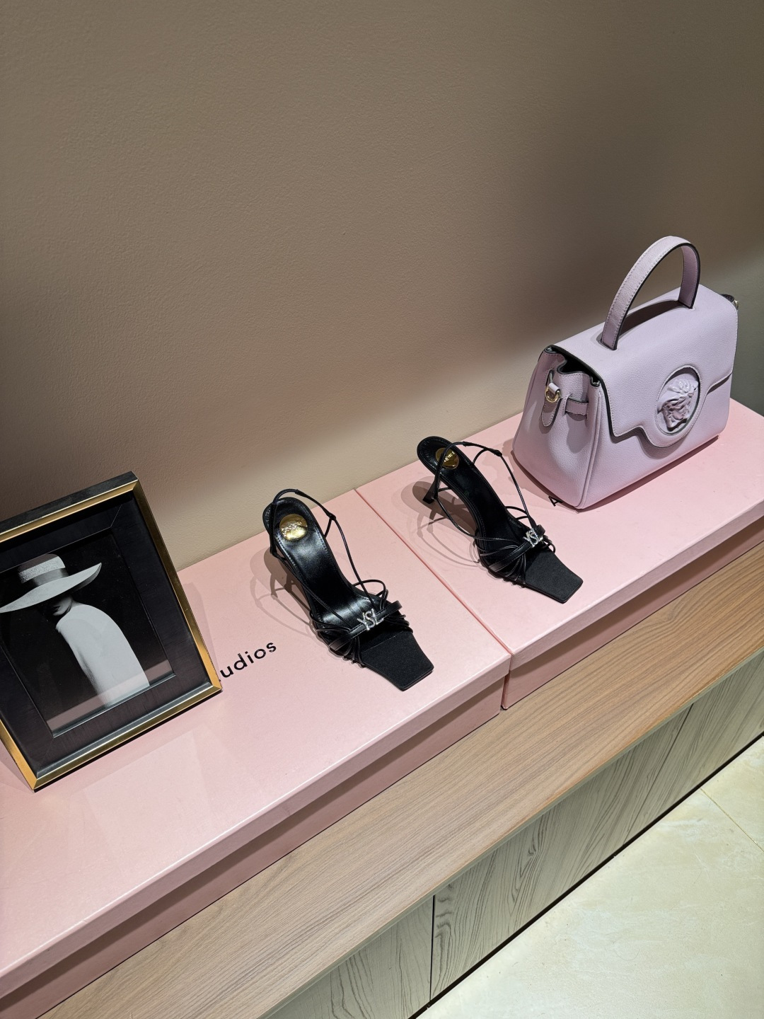 NO:789374,SAIN*LAURENT2026 Yves Saint Laurent's new high-heeled sandals. Square-toe high-heeled slippers. How can you miss a pair of fairy shoes in the light summer? Matching with various small skirts, you don't have to pick the shape of your feet at all. The transparent sparkling diamonds show a illusion under the light. It is really too beautiful. The whiteness of the upper feet makes people look up!  The delicate crystal chain embellishes the delicate lines of the ankle, releasing infinite elegance. Explore more high-heeled shoes!  Fabric cowhide leather outsole Size 35-42 (customized at 40.41.42) Heel height 8cm, high heels sandals, saint laurent, saint laurent, sandals, high heels, slippers, skirts, cowhide, Leather soles19860909SAIN*LAURENT2026圣罗兰全新高跟凉鞋 方头高跟拖鞋淡淡的夏日里怎么少得了一双仙女鞋 各种小裙子搭配起来 完全不挑脚型哦 通透的闪钻在光线的照耀下呈现幻彩 真的美的过分 上脚显白的让人上头！细巧水晶链饰点亮脚踝纤雅线条 释放无限优雅魅力 探索更多臻选高跟鞋！ 面料牛皮 大底真皮大底 码数35-42（40.41.42定制） 跟高8cm,高跟鞋凉鞋,saint laurent,saint laurent,sandals,high heels,slippers,skirts,cowhide,Leather soles,Women's Shoes