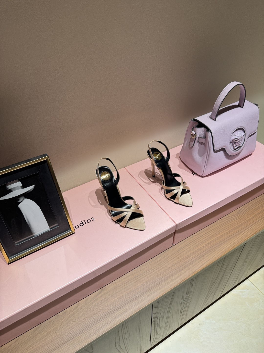 NO:789372,SAIN*LAURENT2026 Yves Saint Laurent's new high-heeled sandals. Square-toe high-heeled slippers. How can you miss a pair of fairy shoes in the light summer? Matching with various small skirts, you don't have to pick the shape of your feet at all. The transparent sparkling diamonds show a illusion under the light. It is really too beautiful. The whiteness of the upper feet makes people look up!  The delicate crystal chain embellishes the delicate lines of the ankle, releasing infinite elegance. Explore more high-heeled shoes!  Fabric, silk, genuine leather outsole, size 35-42 (customized at 40.41.42), heel height 10.5cm, high heels sandals, saint laurent, saint laurent, sandals, high heels, slippers, skirts, real silk, Leather soles19860909SAIN*LAURENT2026圣罗兰全新高跟凉鞋 方头高跟拖鞋淡淡的夏日里怎么少得了一双仙女鞋 各种小裙子搭配起来 完全不挑脚型哦 通透的闪钻在光线的照耀下呈现幻彩 真的美的过分 上脚显白的让人上头！细巧水晶链饰点亮脚踝纤雅线条 释放无限优雅魅力 探索更多臻选高跟鞋！ 面料真丝 大底真皮大底 码数35-42（40.41.42定制） 跟高10.5cm,高跟鞋凉鞋,saint laurent,saint laurent,sandals,high heels,slippers,skirts,real silk,Leather soles,Women's Shoes