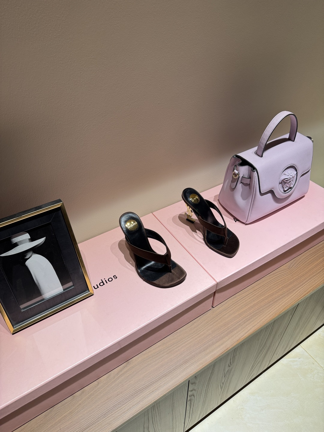 NO:789369,SAIN*LAURENT2026 Yves Saint Laurent's new high-heeled sandals. Square-toe high-heeled slippers. How can you miss a pair of fairy shoes in the light summer? Matching with various small skirts, you don't have to pick the shape of your feet at all. The transparent sparkling diamonds show a illusion under the light. It is really too beautiful. The whiteness of the upper feet makes people look up!  The delicate crystal chain embellishes the delicate lines of the ankle, releasing infinite elegance. Explore more high-heeled shoes!  Fabric, silk, genuine leather outsole, size 35-42 (customized at 40.41.42), heel height 10cm, split-toe high heels, saint laurent, saint laurent, sandals, high heels, slippers, skirts, real silk, Leather soles19860909SAIN*LAURENT2026圣罗兰全新高跟凉鞋 方头高跟拖鞋淡淡的夏日里怎么少得了一双仙女鞋 各种小裙子搭配起来 完全不挑脚型哦 通透的闪钻在光线的照耀下呈现幻彩 真的美的过分 上脚显白的让人上头！细巧水晶链饰点亮脚踝纤雅线条 释放无限优雅魅力 探索更多臻选高跟鞋！ 面料真丝 大底真皮大底 码数35-42（40.41.42定制） 跟高10cm,分趾鞋高跟鞋,saint laurent,saint laurent,sandals,high heels,slippers,skirts,real silk,Leather soles,Women's Shoes