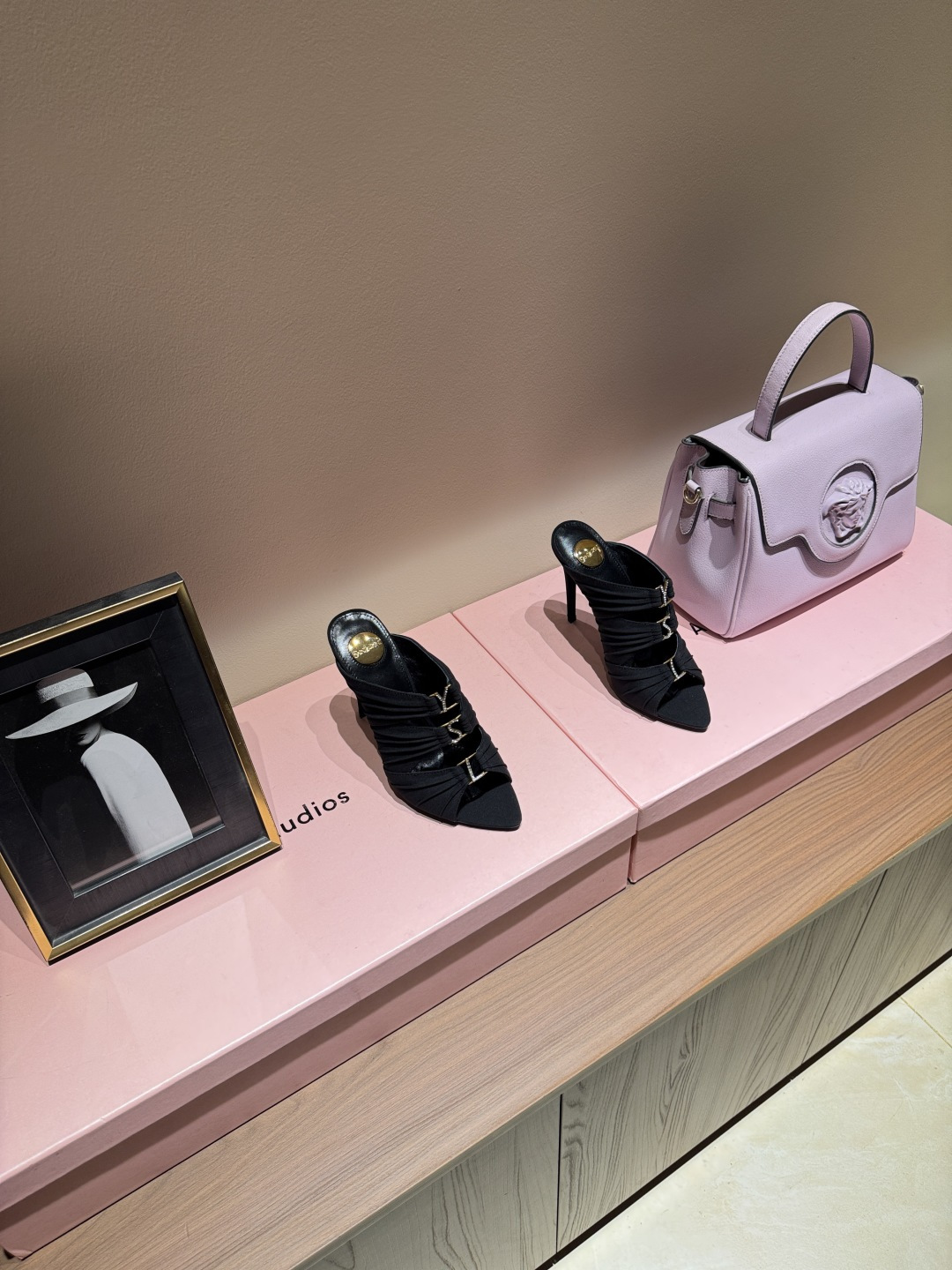 NO:789360,Saint Lauren*YSL Saint Laurent 26ss spring and summer new rhinestone high-heeled slippers, exquisite and fashionable must-have items. The upper is made of original customized leather. The inner foot pad is mixed sheepskin. Heel height is 10cm. Italian imported genuine leather outsole Size35-39 (40/41 customized), high-heeled slippers, saint laurent, saint laurent, saint laurent, high heels, slippers, sheepskin, Leather soles19860909Saint Lauren*YSL圣罗兰26ss 春夏新品水钻高跟拖鞋 精致时髦精必备单品 鞋面采用原版定制皮料 内里垫脚混种羊皮 跟高10cm 意大利进口真皮大底 Size35-39（40/41定制）,高跟鞋拖鞋,saint laurent,saint laurent,saint laurent,high heels,slippers,sheepskin,Leather soles,Women's Shoes