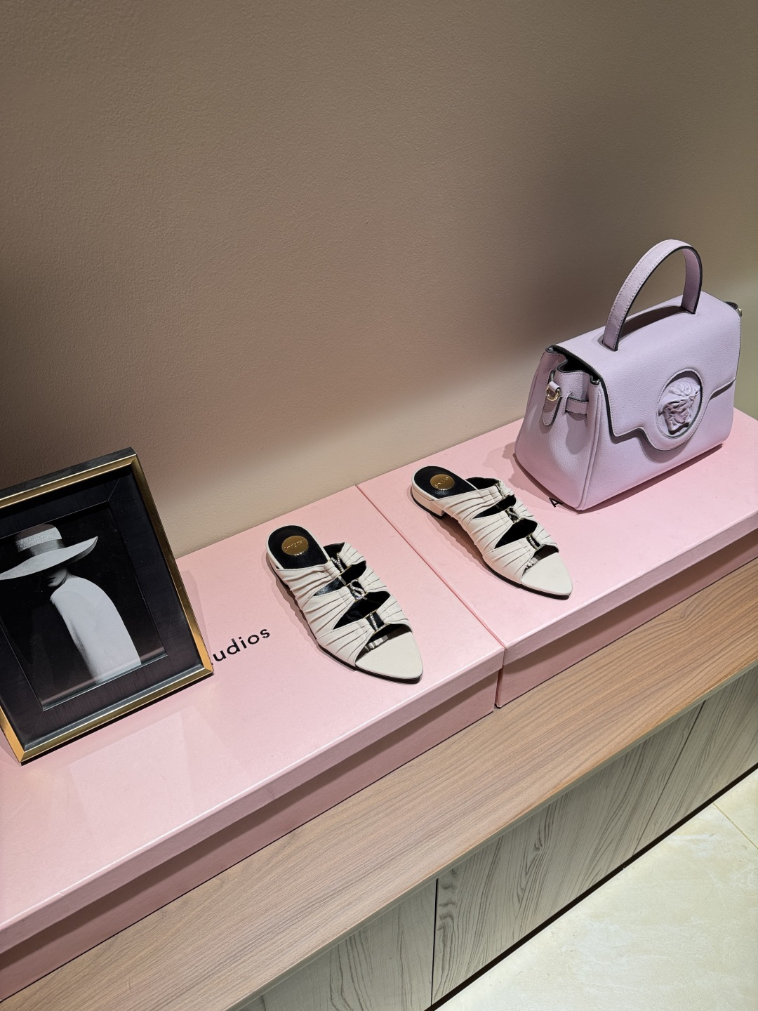 NO:789363,Saint Lauren*YSL Saint Laurent 26ss spring and summer new rhinestone high-heeled slippers, exquisite and fashionable must-have items. The upper is made of original customized leather. The inner foot pad is mixed sheepskin. The heel height is 2.5cm. Italian imported genuine leather outsole Size35-39 (customized 40/41), high heels and slippers, saint laurent, saint laurent, saint laurent, high heels, slippers, sheepskin, Leather soles19860909Saint Lauren*YSL圣罗兰26ss 春夏新品水钻高跟拖鞋 精致时髦精必备单品 鞋面采用原版定制皮料 内里垫脚混种羊皮 跟高2.5cm 意大利进口真皮大底 Size35-39（40/41定制）,高跟鞋拖鞋,saint laurent,saint laurent,saint laurent,high heels,slippers,sheepskin,Leather soles,Women's Shoes