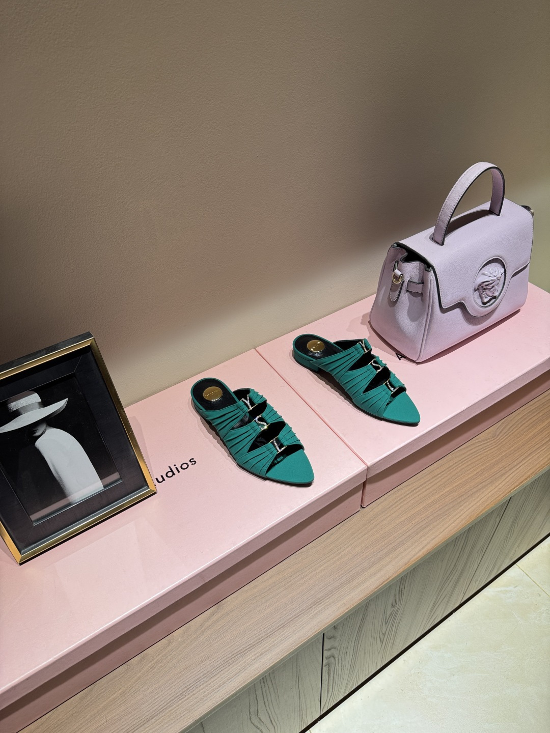 NO:789366,Saint Lauren*YSL Saint Laurent 26ss spring and summer new rhinestone high-heeled slippers, exquisite and fashionable must-have items. The upper is made of original customized leather. The inner foot pad is mixed sheepskin. Heel height is 10cm. Italian imported genuine leather outsole Size35-39 (40/41 customized), high-heeled slippers, saint laurent, saint laurent, saint laurent, high heels, slippers, sheepskin, Leather soles19860909Saint Lauren*YSL圣罗兰26ss 春夏新品水钻高跟拖鞋 精致时髦精必备单品 鞋面采用原版定制皮料 内里垫脚混种羊皮 跟高10cm 意大利进口真皮大底 Size35-39（40/41定制）,高跟鞋拖鞋,saint laurent,saint laurent,saint laurent,high heels,slippers,sheepskin,Leather soles,Women's Shoes