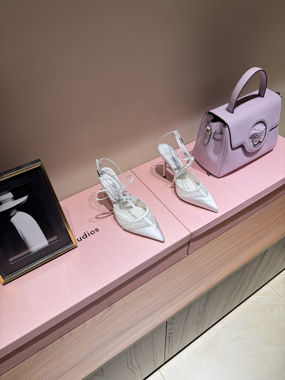 NO:789365,The new 2026 spring and summer Jimmychoo style and details are very particular!  Lace is not just decoration, it is the core highlight ~ The most interesting thing about this series is the contrast and little surprises!  Soft pastel colors can also look bold, and their appearance is very contagious. Sandra Choi moved the oversized paper peonies into Milan, surrounded by greenery and flowers, as if walking into a surreal wonderland. What surprised me most about Jimmy Choo this season was the 'reconstruction of lace'. The metal toe splicing is no longer just a symbol of femininity, but has been deconstructed and spliced, turning it into a leader in shoes. Fabric: Imported embroidered lace Lining Imported custom-made lambskin outsole  Imported Italian raw color cowhide base size 35 to 39 (40 41 42 customized) Heel height: 10cm, high heels sandals, jimmy choo, sandals, high heels, cowhide, sheepskin198609092026春夏新款Jimmychoo 版型和细节超讲究！蕾丝不只是装饰,是核心亮点～ 这个系列最有意思的就是反差感和小惊喜！ 柔和的粉彩色也能显得很大胆,颜值很有感染力.SandraChoi把超大纸艺牡丹搬进米兰,四周绿意与花卉簇拥,仿佛走进一个超现实的仙境  这一季JimmyChoo最让我惊喜的是“蕾丝的再造”.金属鞋头拼接,它不再只是柔美的象征,而是被解构、拼接,化作鞋履上的佼佼者 面料: 进口刺绣蕾丝 内里 进口意制小羊皮  大底 进口意大利原色牛皮底码数 35一39(40 41 42定制) 跟高:10cm,高跟鞋凉鞋,jimmy choo,sandals,high heels,cowhide,sheepskin,Women's Shoes