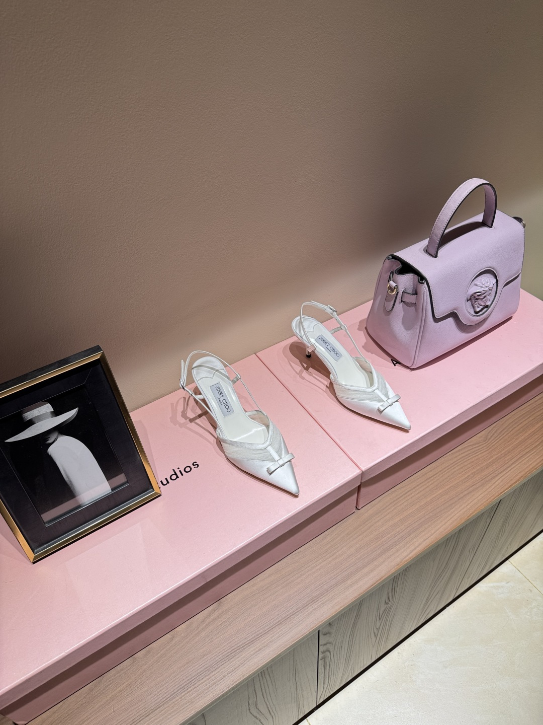 NO:789357,The new 2026 spring and summer Jimmychoo style and details are very particular!  Lace is not just decoration, it is the core highlight ~ The most interesting thing about this series is the contrast and little surprises!  Soft pastel colors can also look bold, and their appearance is very contagious. Sandra Choi moved the oversized paper peonies into Milan, surrounded by greenery and flowers, as if walking into a surreal wonderland. What surprised me most about Jimmy Choo this season was the 'reconstruction of lace'. The metal toe splicing is no longer just a symbol of femininity, but has been deconstructed and spliced, turning it into a leader in shoes. Fabric: Imported embroidered lace Lining Imported custom-made lambskin outsole  Imported Italian raw color cowhide base size 35 to 39 (40 41 42 customized) Heel height: 6.5cm, high heels sandals, jimmy choo, sandals, high heels, cowhide, sheepskin198609092026春夏新款Jimmychoo 版型和细节超讲究！蕾丝不只是装饰,是核心亮点～ 这个系列最有意思的就是反差感和小惊喜！ 柔和的粉彩色也能显得很大胆,颜值很有感染力.SandraChoi把超大纸艺牡丹搬进米兰,四周绿意与花卉簇拥,仿佛走进一个超现实的仙境  这一季JimmyChoo最让我惊喜的是“蕾丝的再造”.金属鞋头拼接,它不再只是柔美的象征,而是被解构、拼接,化作鞋履上的佼佼者 面料: 进口刺绣蕾丝 内里 进口意制小羊皮  大底 进口意大利原色牛皮底码数 35一39(40 41 42定制) 跟高:6.5cm,高跟鞋凉鞋,jimmy choo,sandals,high heels,cowhide,sheepskin,Women's Shoes