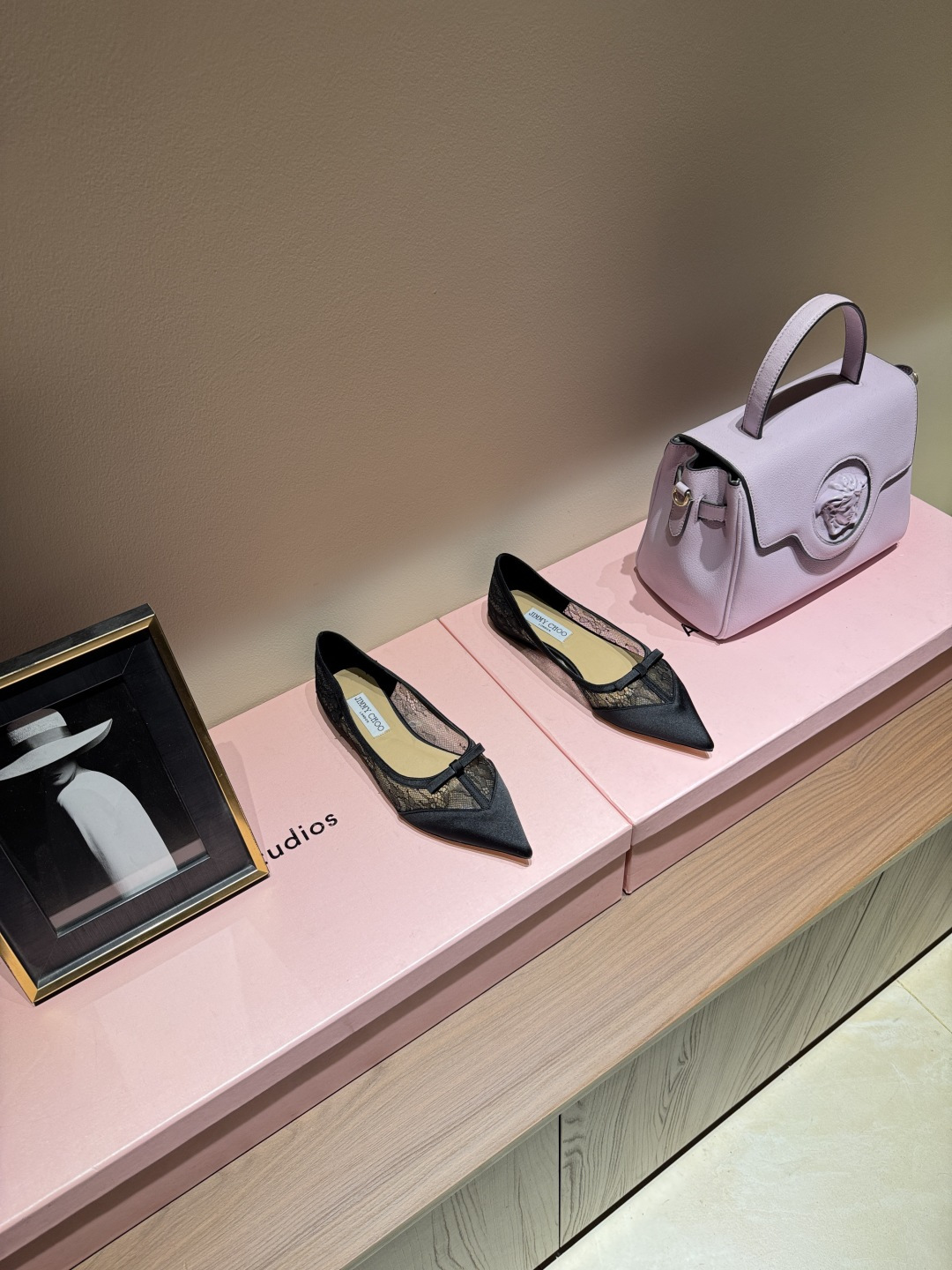 NO:789380,The new 2026 spring and summer Jimmychoo style and details are very particular!  Lace is not just decoration, it is the core highlight ~ The most interesting thing about this series is the contrast and little surprises!  Soft pastel colors can also look bold, and their appearance is very contagious. Sandra Choi moved the oversized paper peonies into Milan, surrounded by greenery and flowers, as if walking into a surreal wonderland. What surprised me most about Jimmy Choo this season was the 'reconstruction of lace'. The metal toe splicing is no longer just a symbol of femininity, but has been deconstructed and spliced, turning it into a leader in shoes. Fabric: Imported embroidered lace Lining Imported custom-made lambskin outsole  Imported Italian raw color cowhide bottom size 35 to 39 (40 41 42 customized) Heel height: flat sole, single shoes, jimmy choo, cowhide, sheepskin198609092026春夏新款Jimmychoo 版型和细节超讲究！蕾丝不只是装饰,是核心亮点～ 这个系列最有意思的就是反差感和小惊喜！ 柔和的粉彩色也能显得很大胆,颜值很有感染力.SandraChoi把超大纸艺牡丹搬进米兰,四周绿意与花卉簇拥,仿佛走进一个超现实的仙境  这一季JimmyChoo最让我惊喜的是“蕾丝的再造”.金属鞋头拼接,它不再只是柔美的象征,而是被解构、拼接,化作鞋履上的佼佼者 面料: 进口刺绣蕾丝 内里 进口意制小羊皮  大底 进口意大利原色牛皮底码数 35一39(40 41 42定制) 跟高:平底,单鞋,jimmy choo,cowhide,sheepskin,Women's Shoes