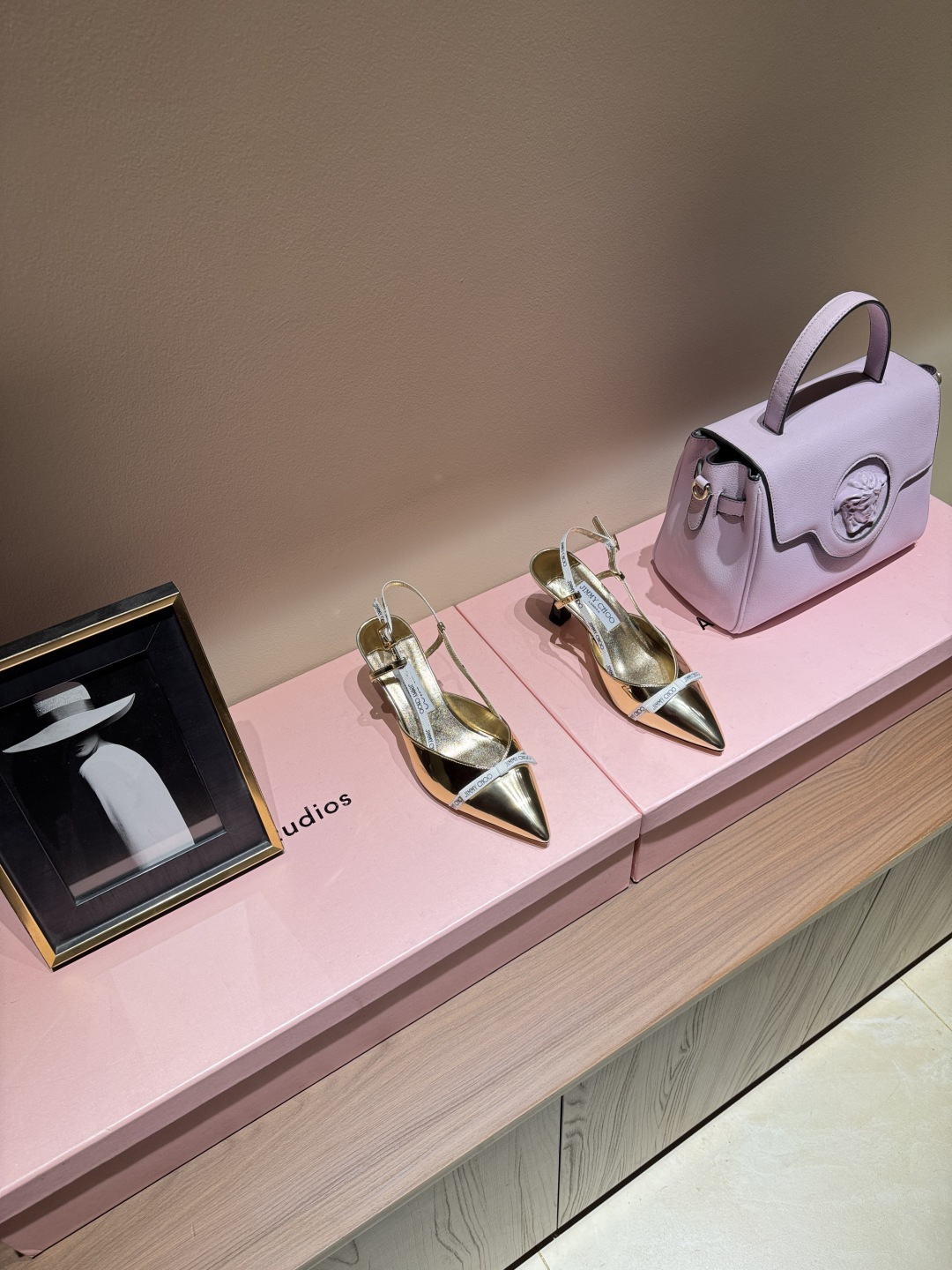 NO:789377,The new 2026 spring and summer Jimmychoo style and details are very particular!  Lace is not just decoration, it is the core highlight ~ The most interesting thing about this series is the contrast and little surprises!  Soft pastel colors can also look bold, and their appearance is very contagious. Sandra Choi moved the oversized paper peonies into Milan, surrounded by greenery and flowers, as if walking into a surreal wonderland. What surprised me most about Jimmy Choo this season was the 'reconstruction of lace'. The metal toe splicing is no longer just a symbol of femininity, but has been deconstructed and spliced, turning it into a leader in footwear. Fabric: Imported patent leather Lining Imported custom-made lambskin outsole  Imported Italian raw color cowhide bottom size 35 to 39 (40 41 42 customized) Heel height: 6.5cm, sandals, jimmy choo, sandals, cowhide, sheepskin198609092026春夏新款Jimmychoo 版型和细节超讲究！蕾丝不只是装饰,是核心亮点～ 这个系列最有意思的就是反差感和小惊喜！ 柔和的粉彩色也能显得很大胆,颜值很有感染力.SandraChoi把超大纸艺牡丹搬进米兰,四周绿意与花卉簇拥,仿佛走进一个超现实的仙境  这一季JimmyChoo最让我惊喜的是“蕾丝的再造”.金属鞋头拼接,它不再只是柔美的象征,而是被解构、拼接,化作鞋履上的佼佼者 面料: 进口漆皮 内里 进口意制小羊皮  大底 进口意大利原色牛皮底码数 35一39(40 41 42定制) 跟高:6.5cm,凉鞋,jimmy choo,sandals,cowhide,sheepskin,Women's Shoes